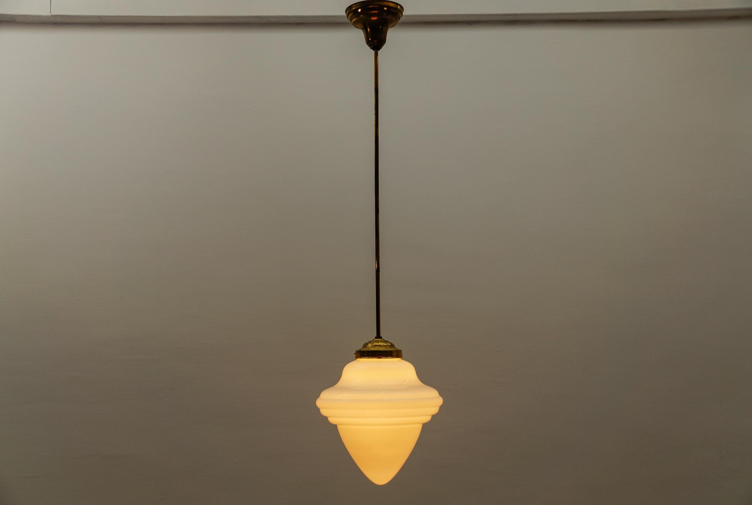 Tedesco Rarissima lampada Art Deco a gradini in vetro lattimo e ottone, anni '30, Germania in vendita