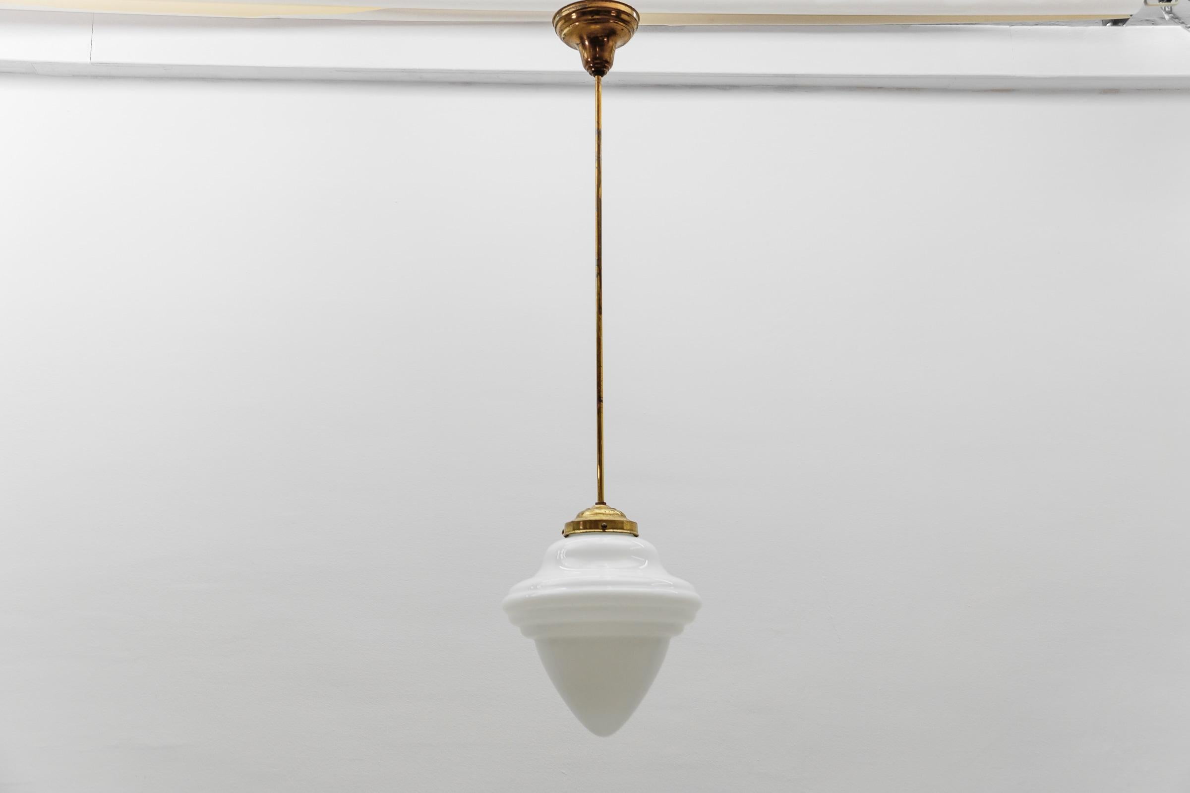 Rarissima lampada Art Deco a gradini in vetro lattimo e ottone, anni '30, Germania In condizioni buone in vendita a Nürnberg, Bayern