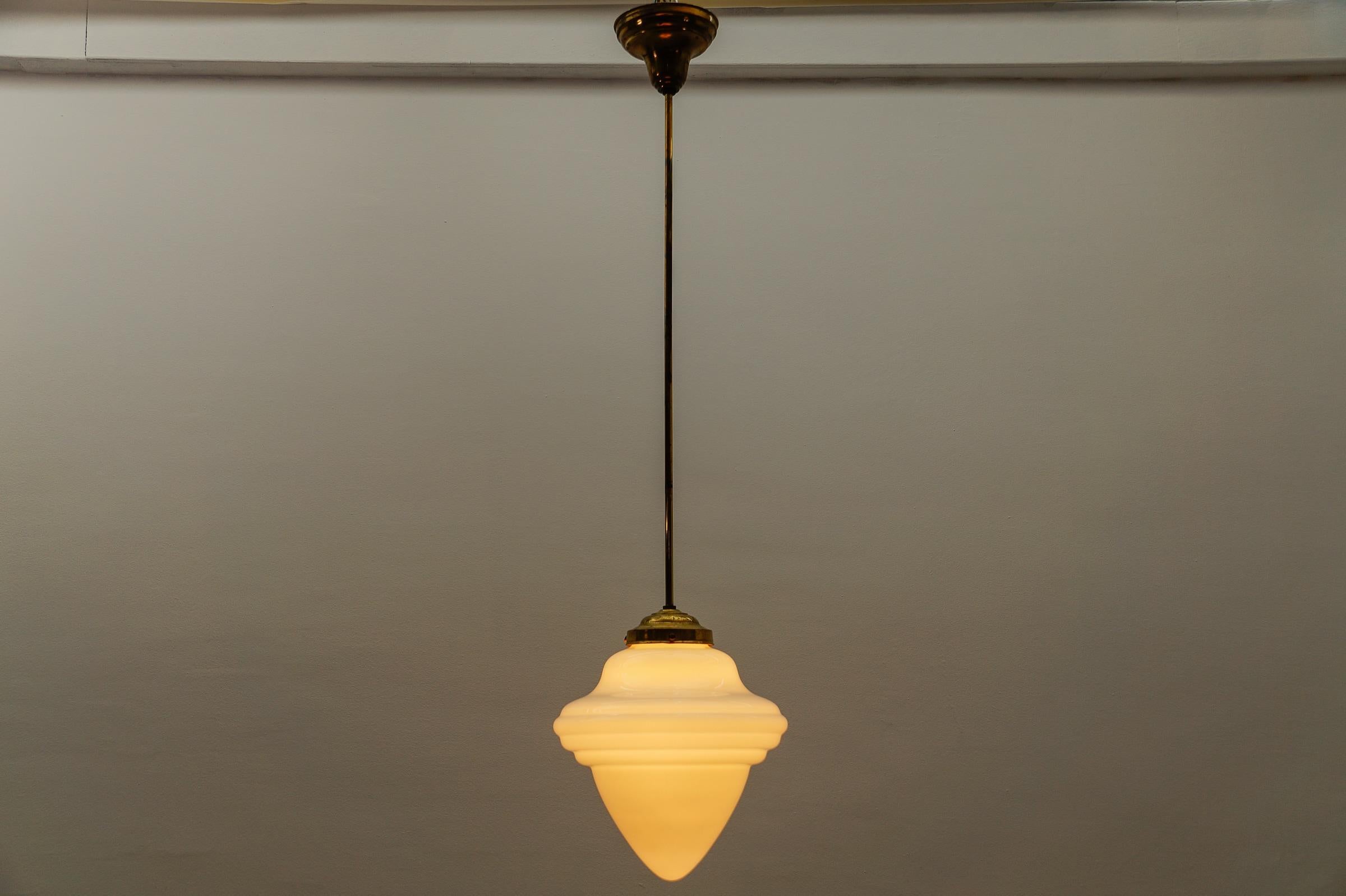 Metà XX secolo Rarissima lampada Art Deco a gradini in vetro lattimo e ottone, anni '30, Germania in vendita