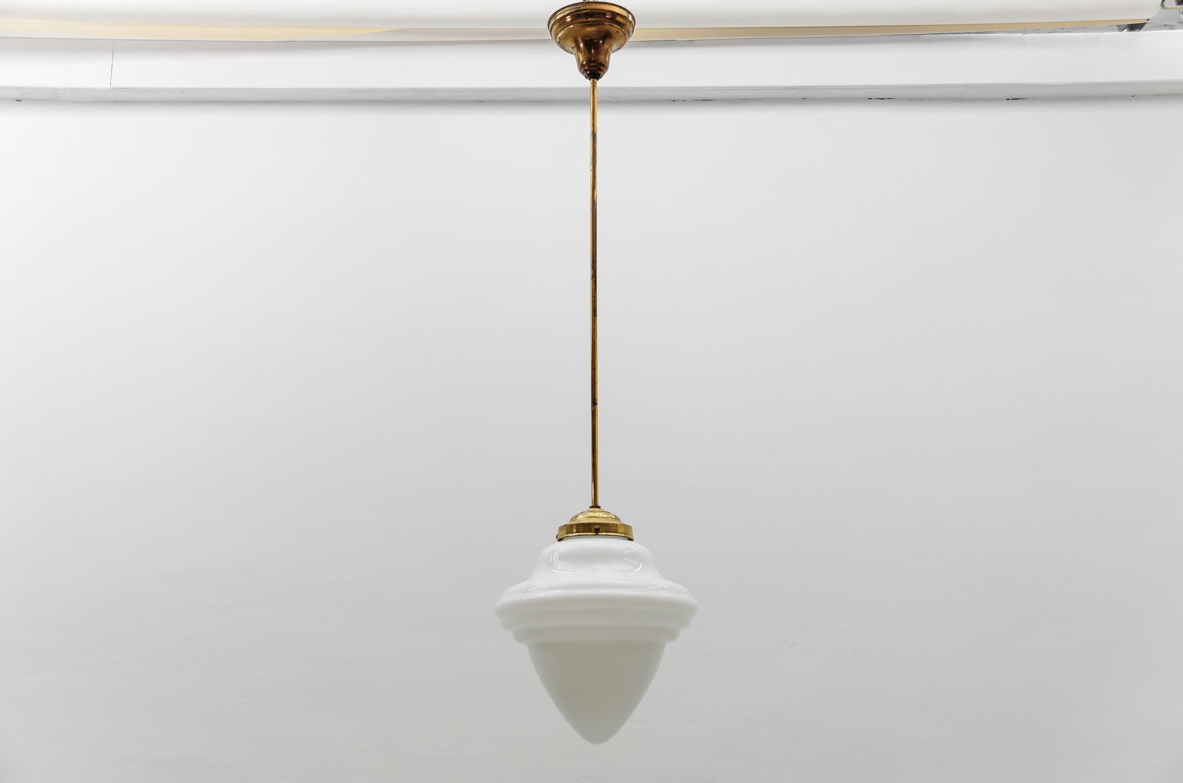 Metallo Rarissima lampada Art Deco a gradini in vetro lattimo e ottone, anni '30, Germania in vendita