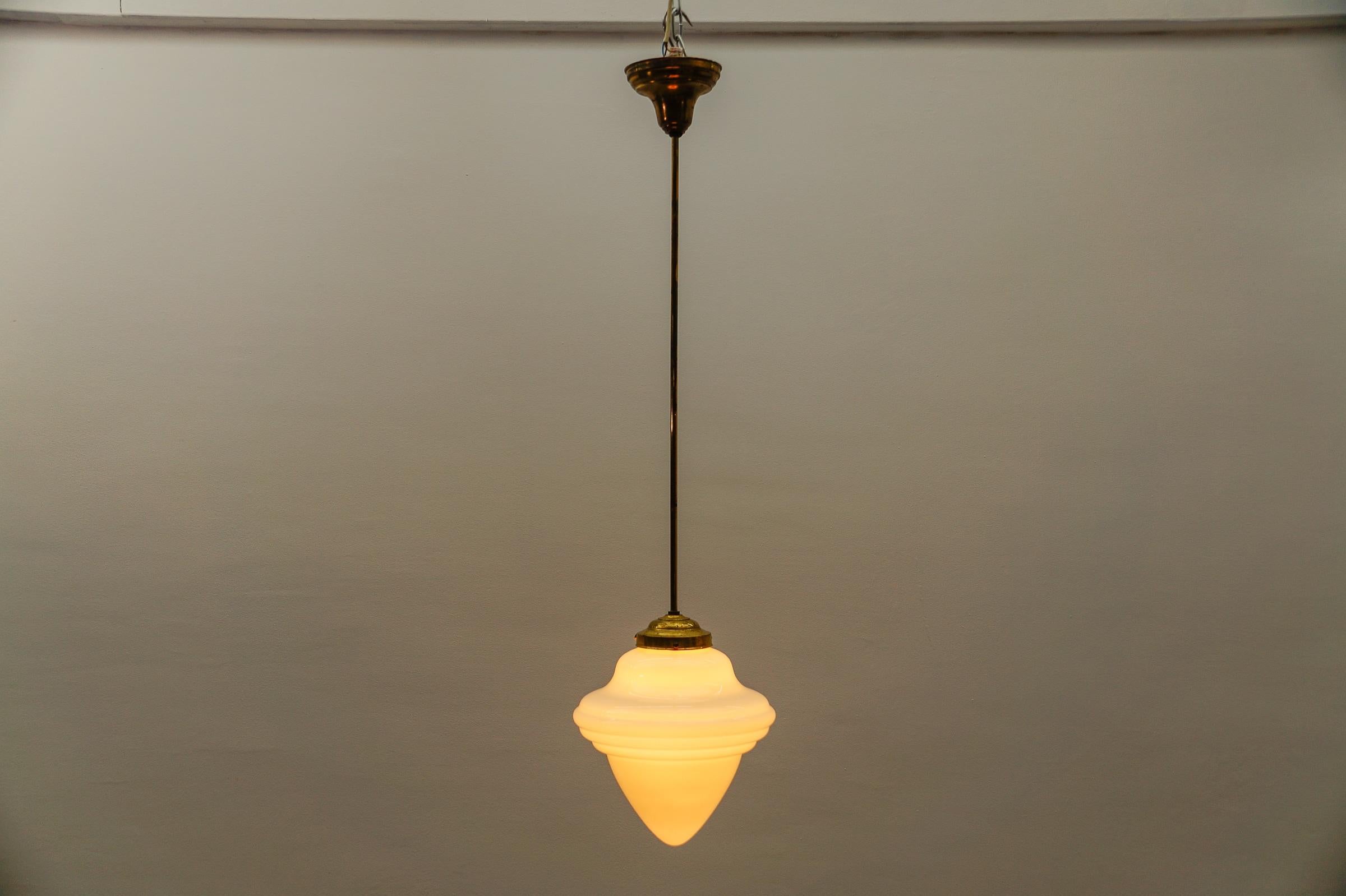 Rarissima lampada Art Deco a gradini in vetro lattimo e ottone, anni '30, Germania in vendita 1