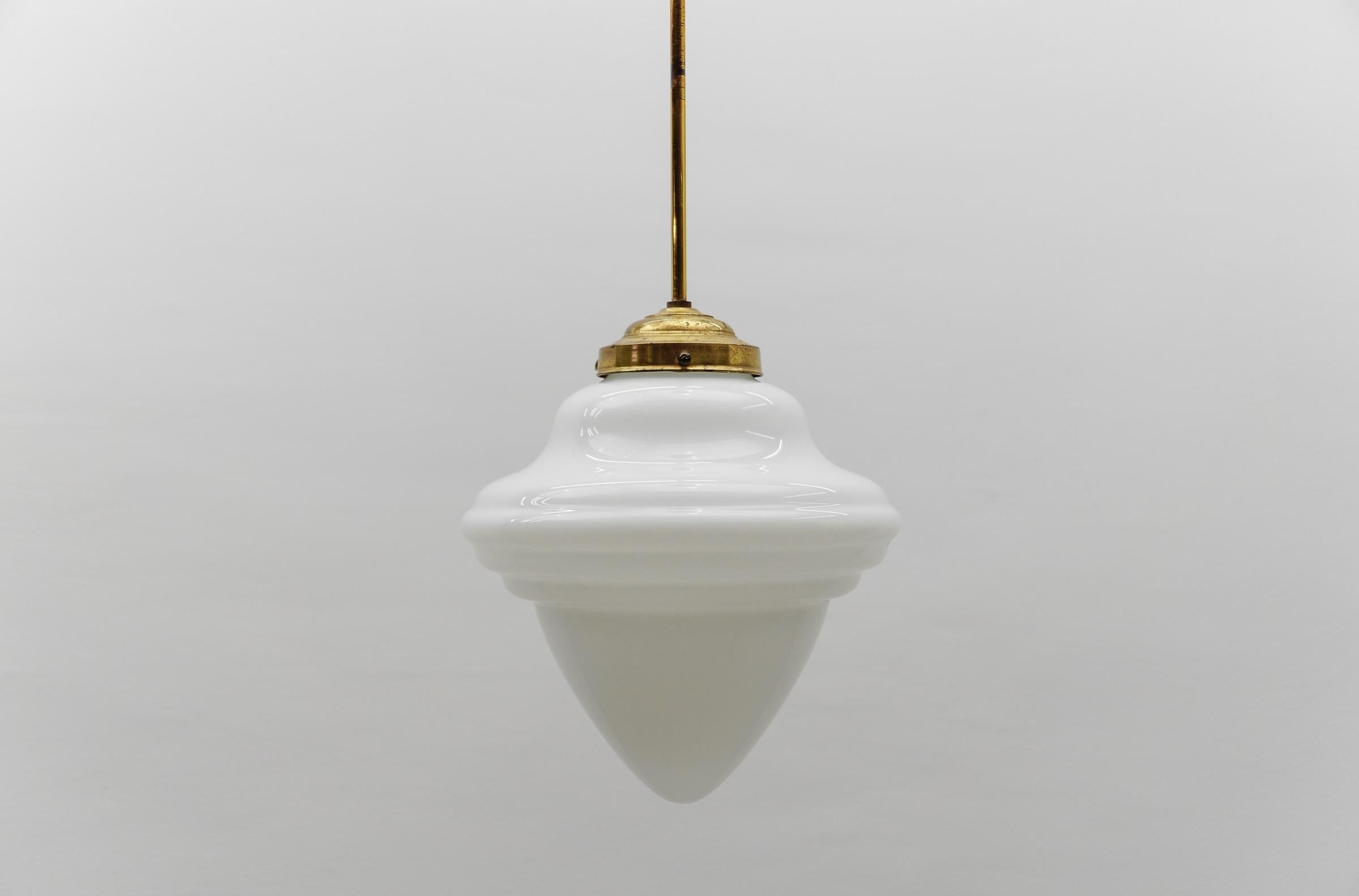 Rarissima lampada Art Deco a gradini in vetro lattimo e ottone, anni '30, Germania in vendita 2