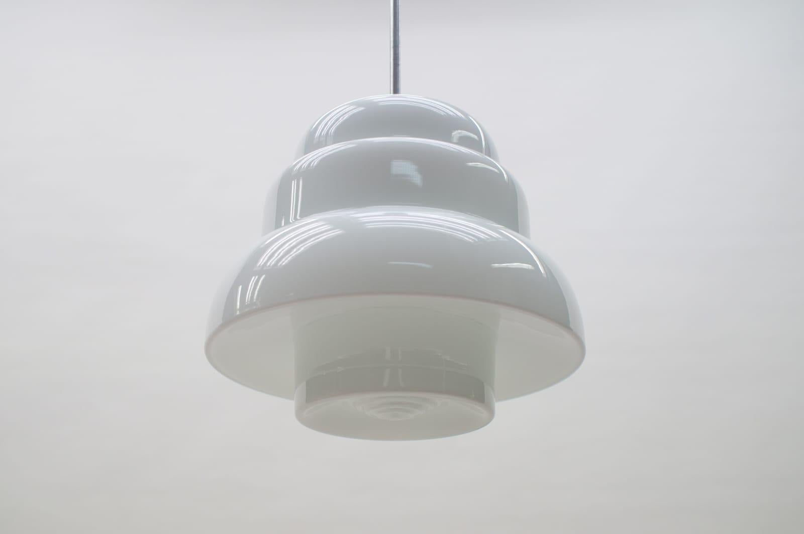 Extremely rare Art Deco stepped milk glass lamp, 1930s-1940s, Germany

A wonderfully stepped ceiling lamp. The typical minimalism of the Bauhaus school. 

The lamp is executed with 1x E27 Edison screw fit bulb. It is wired and in working