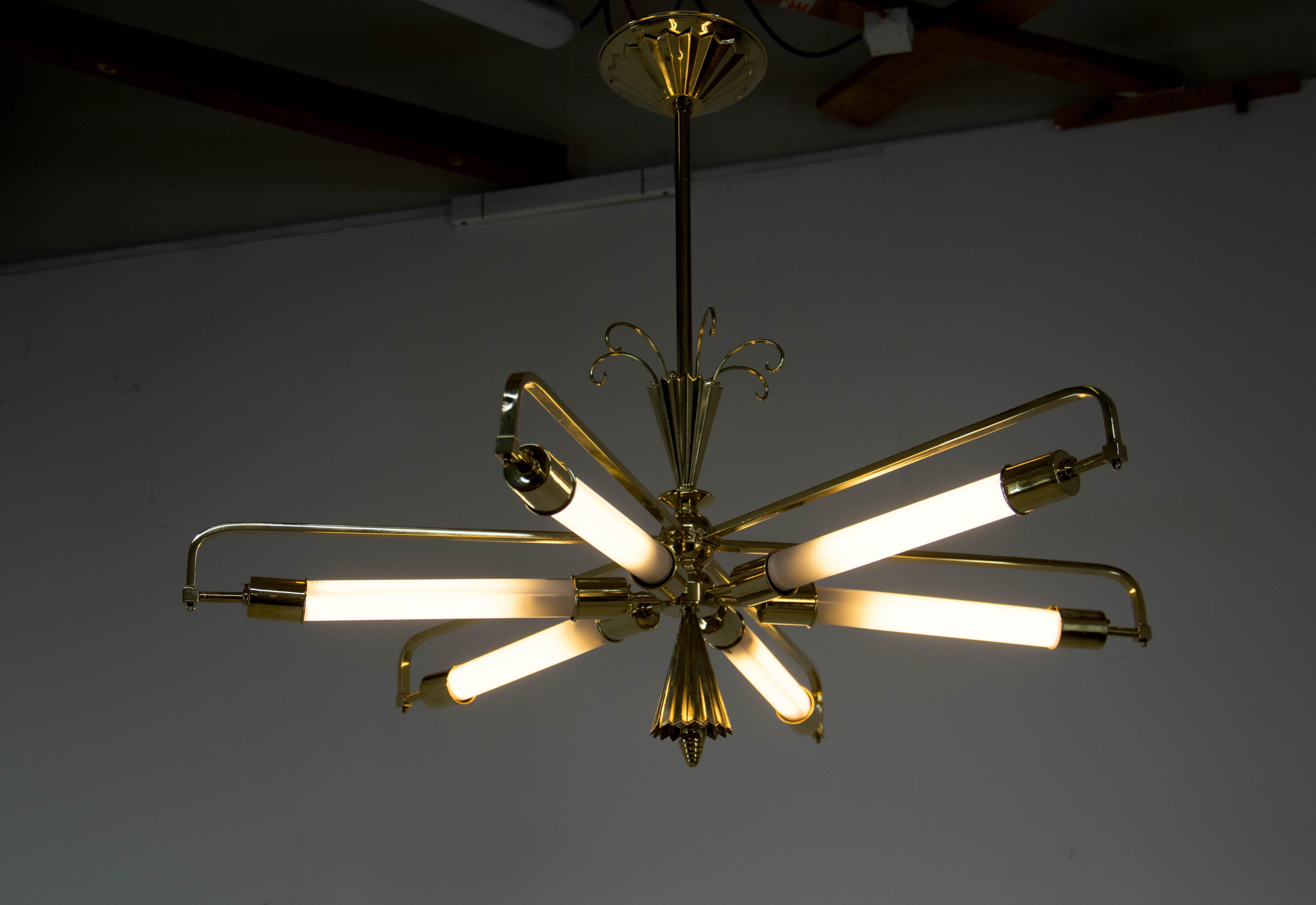 Lampadario Art Nouveau/Art Deco assolutamente sorprendente, attribuito alla Wiener Werkstatte. 
Restaurato professionalmente: la struttura in ottone è stata rifinita e lucidata.
L'articolo è dotato di sei portalampade S19 originali in due circuiti