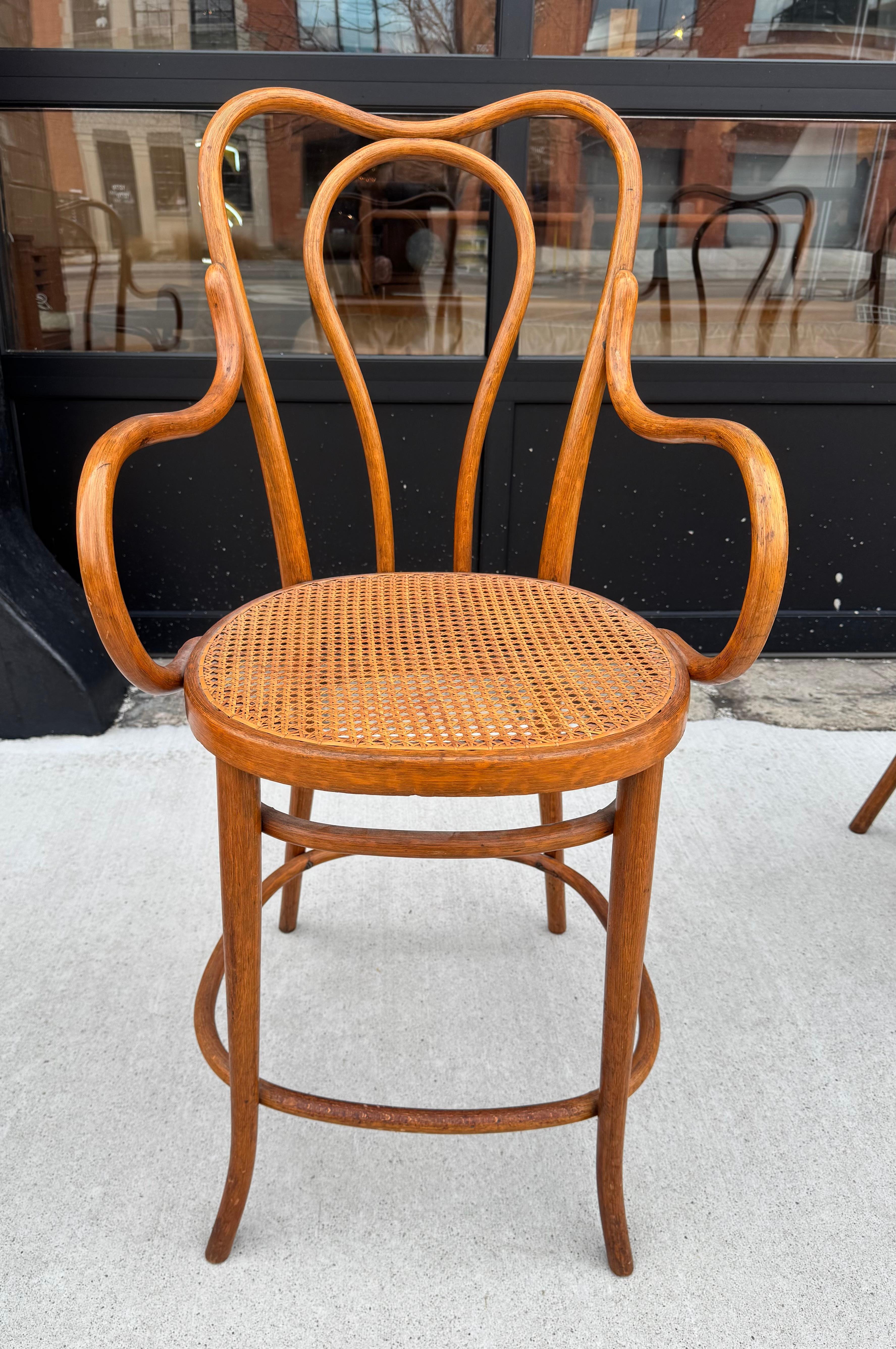 Dieses außergewöhnliche Set aus vier Bugholzhockern aus Buche des renommierten Herstellers Thonet besteht aus dem seltenen Modell 18.5,  Von Michael Thonet selbst im 19. Jahrhundert entworfen und im Laufe der Jahrzehnte aktualisiert, ist es Teil des