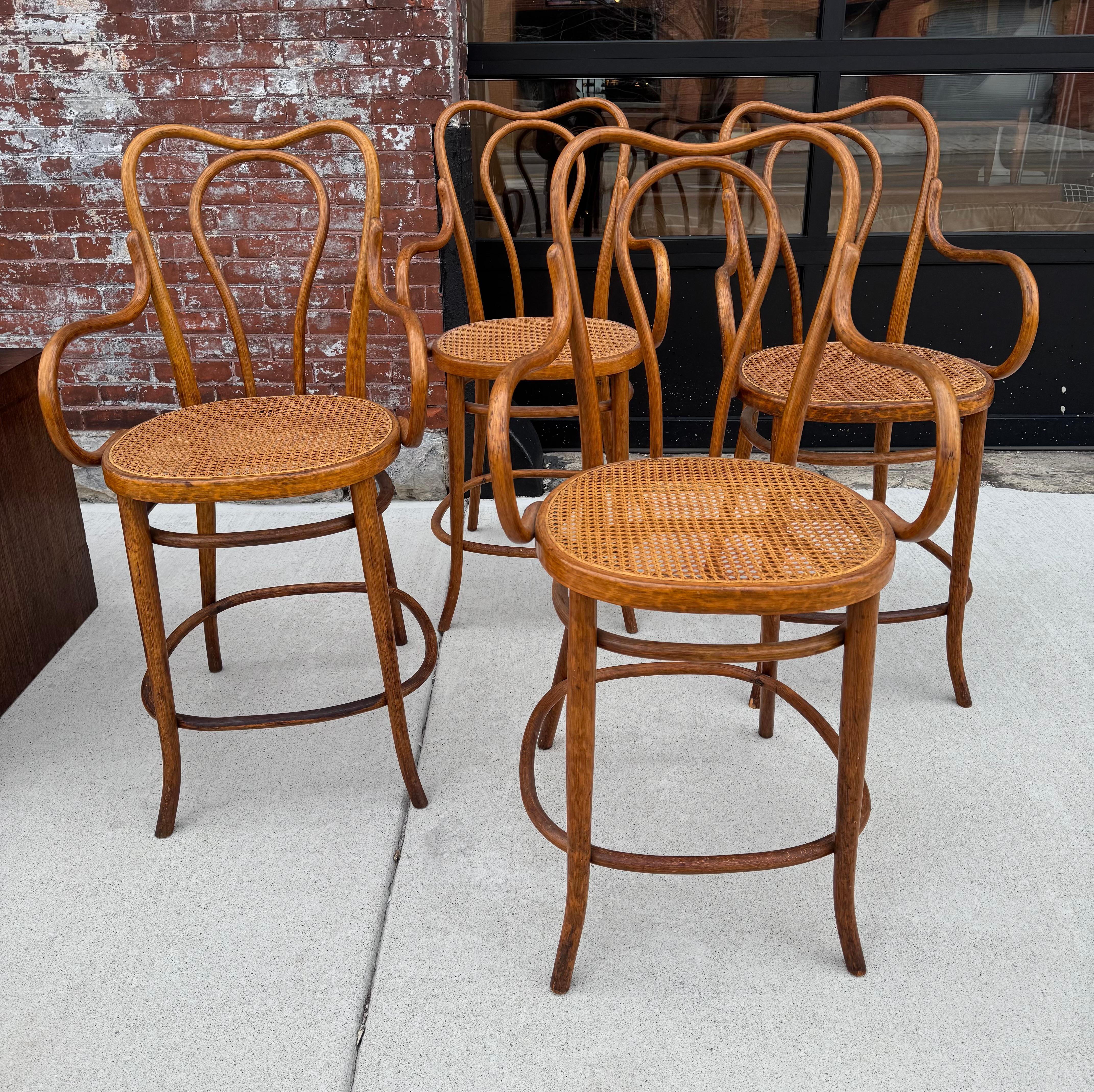 Äußerst seltene Bugholzhocker #18.5 von Michael Thonet, Wien 1920er Jahre (Österreichisch) im Angebot