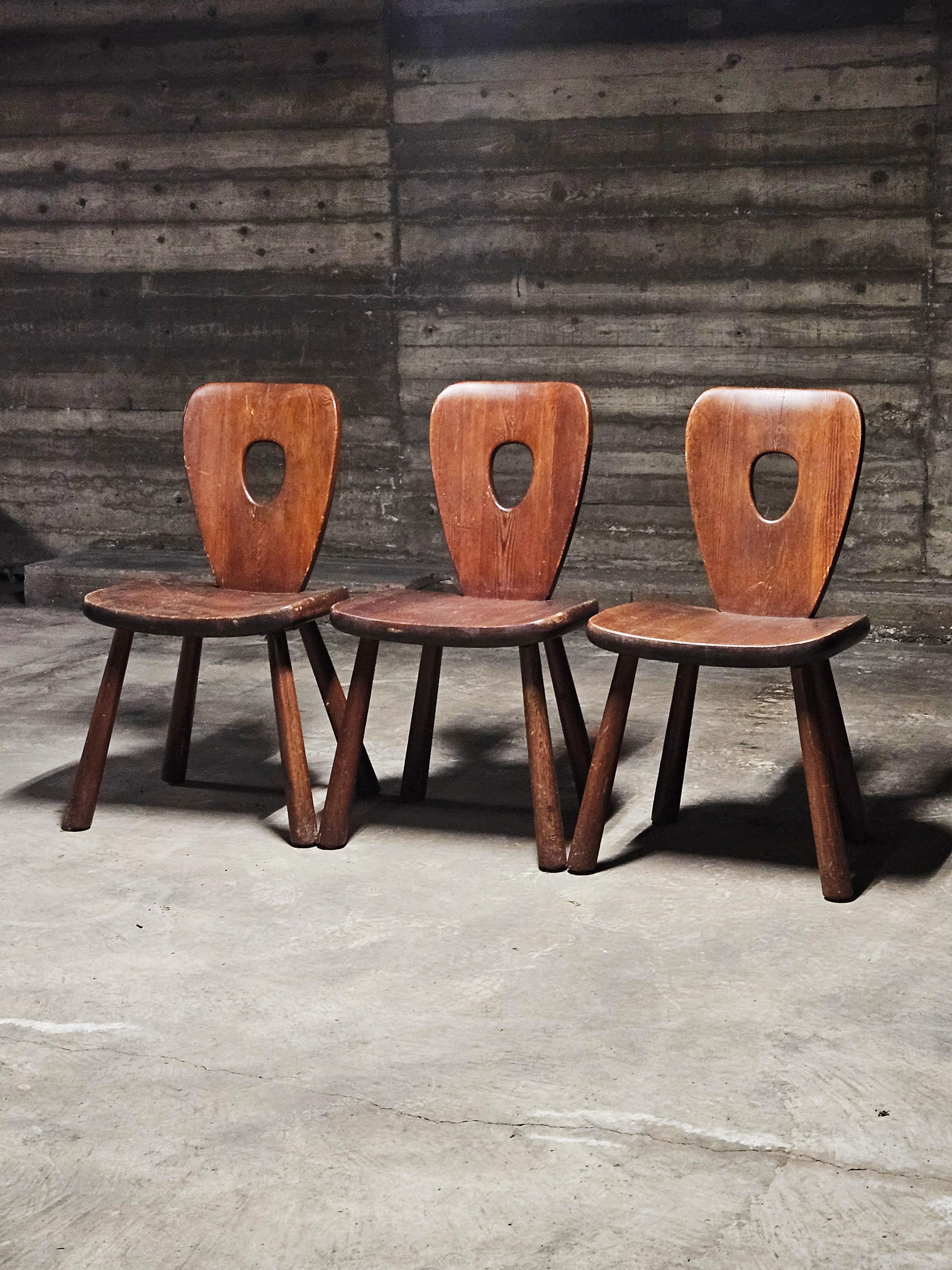 These sculptural dining chairs was produced by Bo Fjaestad in the 1930s and produced by Arvika Konsthantverk for a short period of time. 

This design goes perfectly with other Swedish, so called, sports cabin furniture. 

Original patina. 