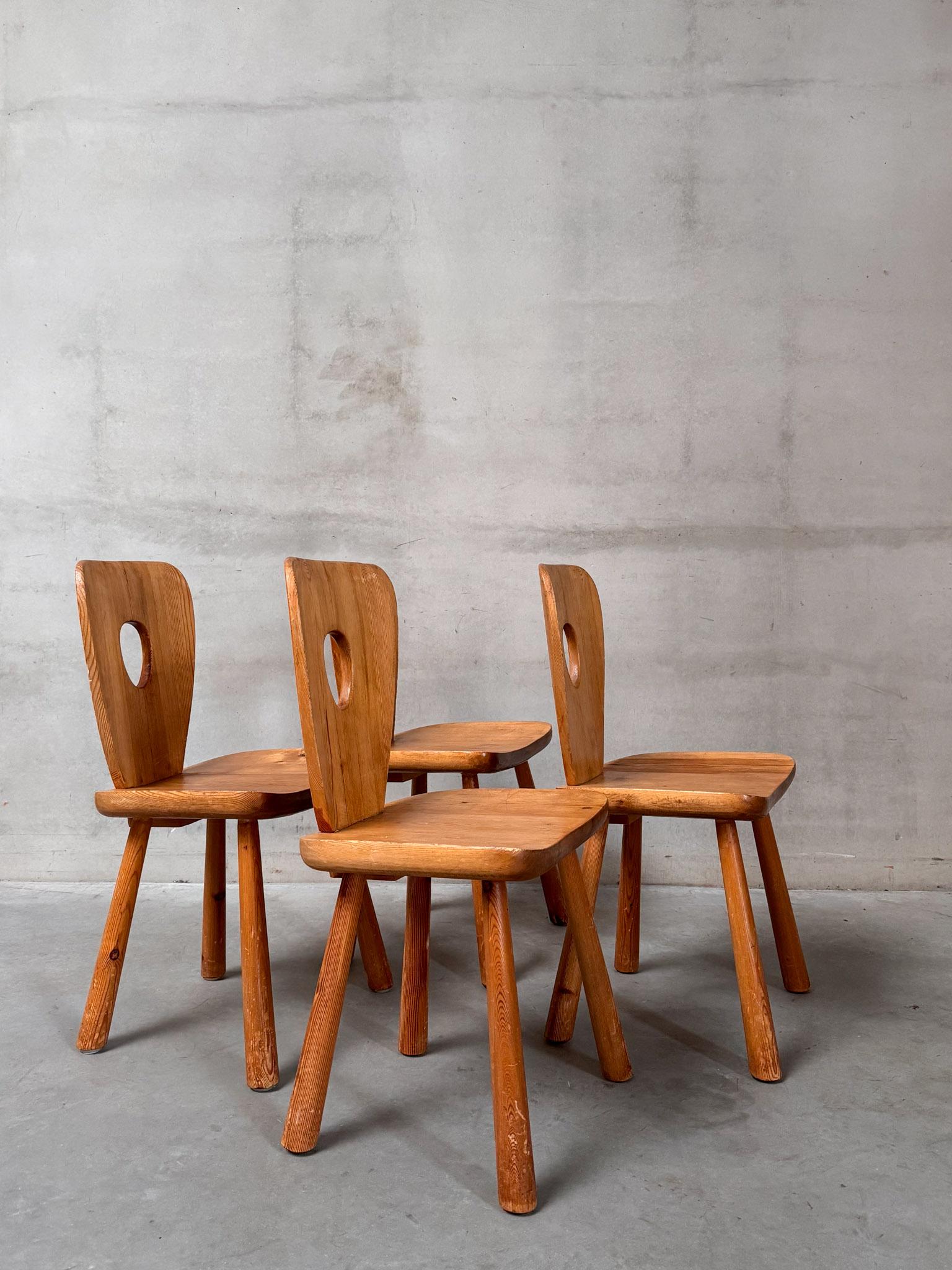 Schwedische Kieferstühle von Bo Fjaestad für Arvika Konsthantverk, 1930er Jahre

Bo Fjaestad ist vor allem für seine Arbeit in den Bereichen Design und Kunst bekannt, insbesondere in Schweden. Nach Abschluss seiner Ausbildung begann er als Designer