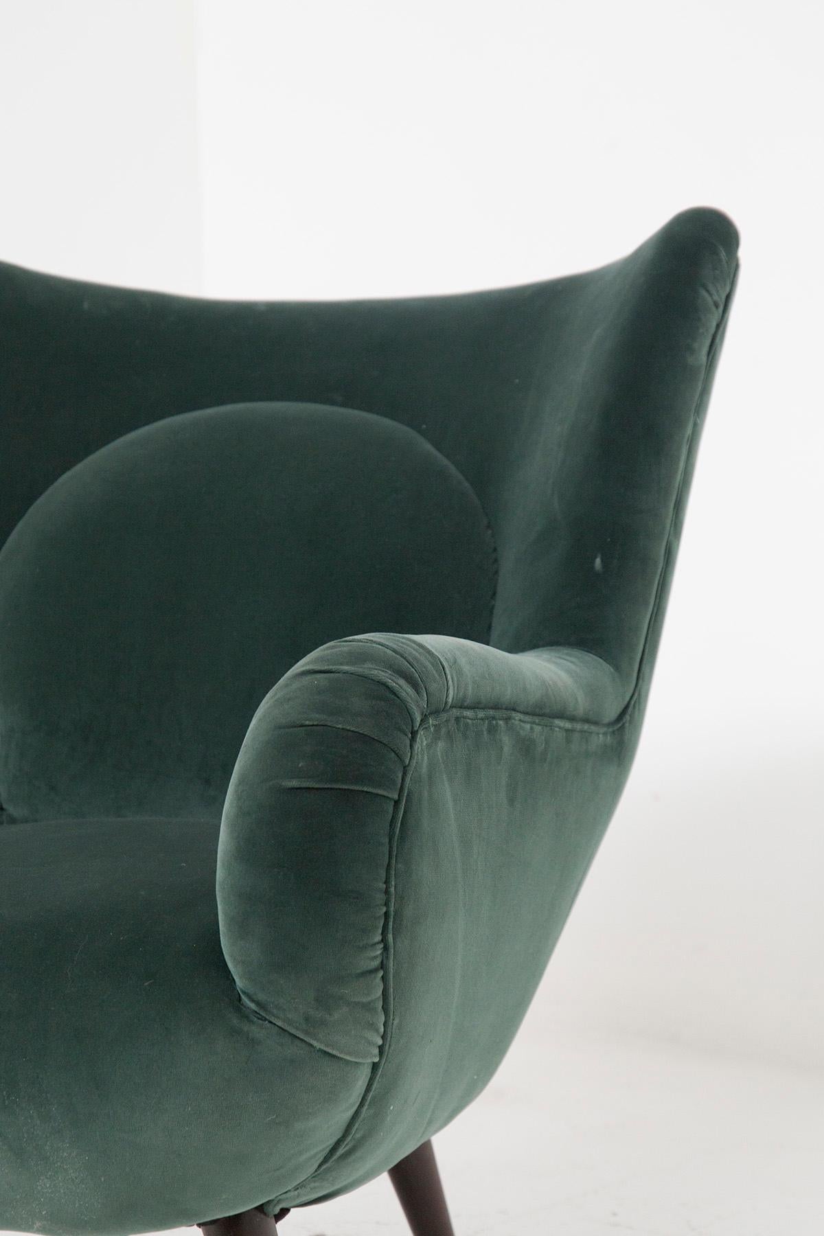 In the enchanting world of Italian design, there is a true masterpiece: a rare velvet armchair created by the famous designer Carlo Mollino in the glamorous 1950s. This precious piece bears the unmistakable mark of Italian craftsmanship, which bears