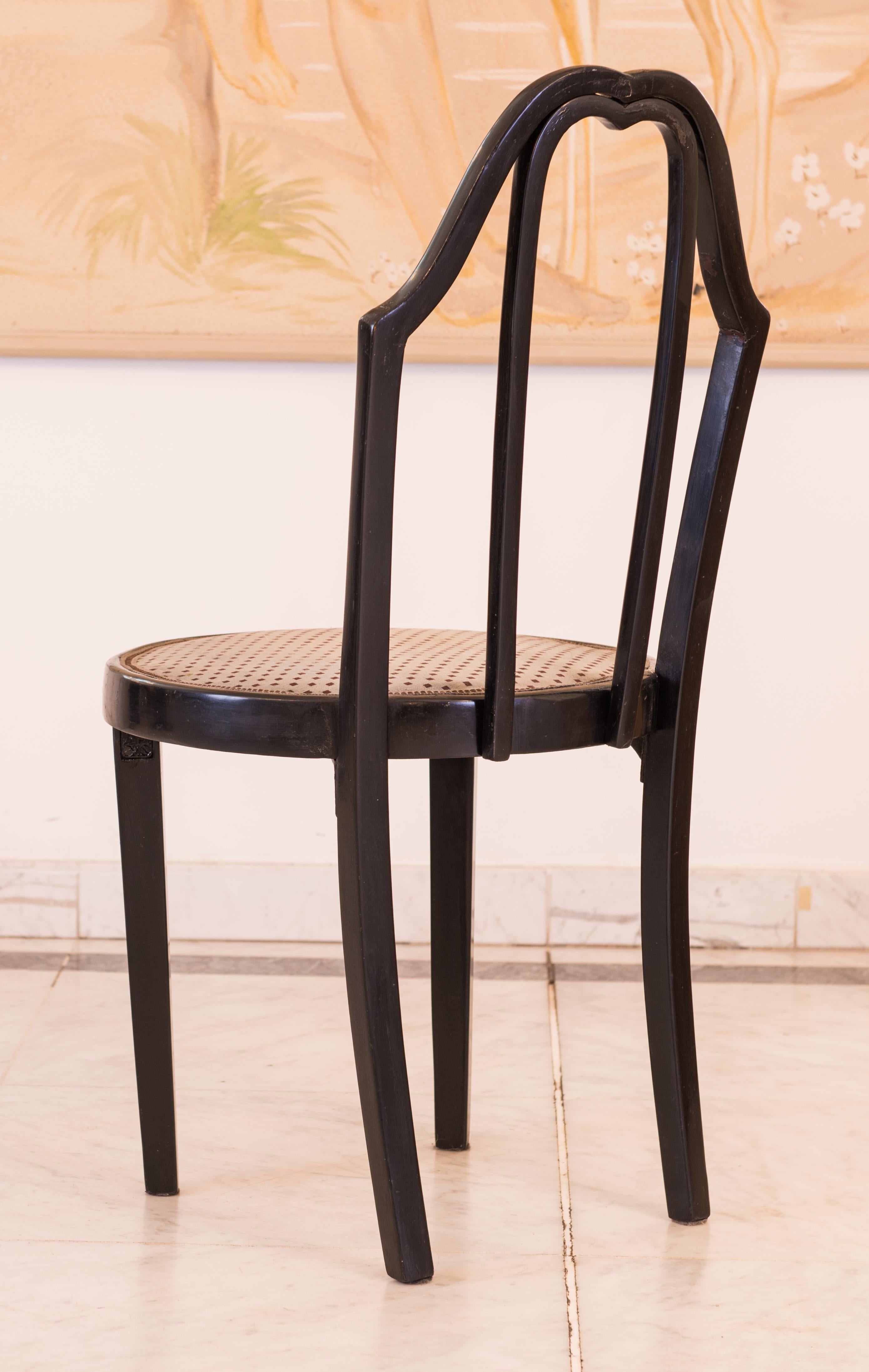 Äußerst seltener Stuhl aus dem Grabenkaffehaus, Wien 1, Graben 29a - Trattnerhof

Gebeiztes und poliertes Buchenholz, Polsterung nicht original