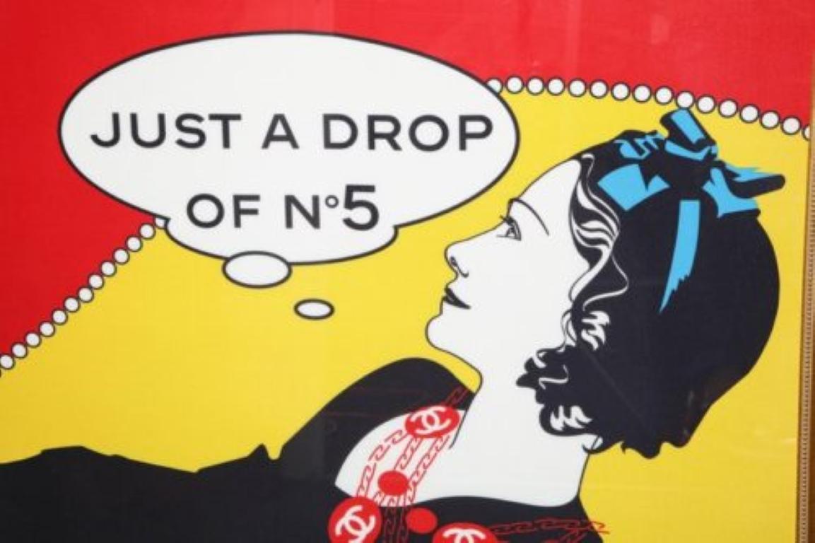 Rouge Écharpe « Drop Of No.5 » de Chanel extrêmement rare dans un cadre doré en vente