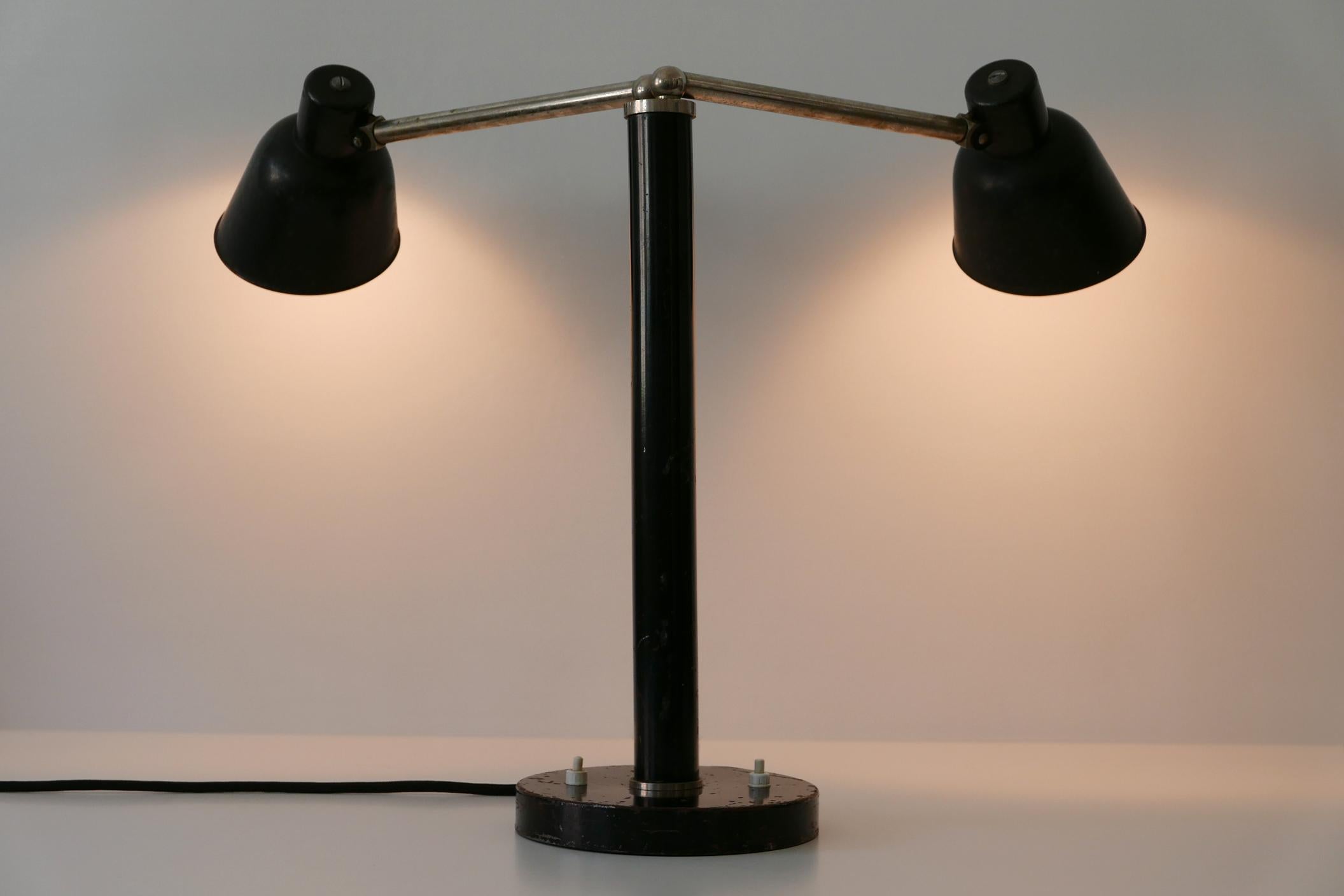 Seltene zweiarmige Bauhaus-Tischleuchte von Christian Dell für Bünte & Remmler 1930er Jahre im Angebot 1