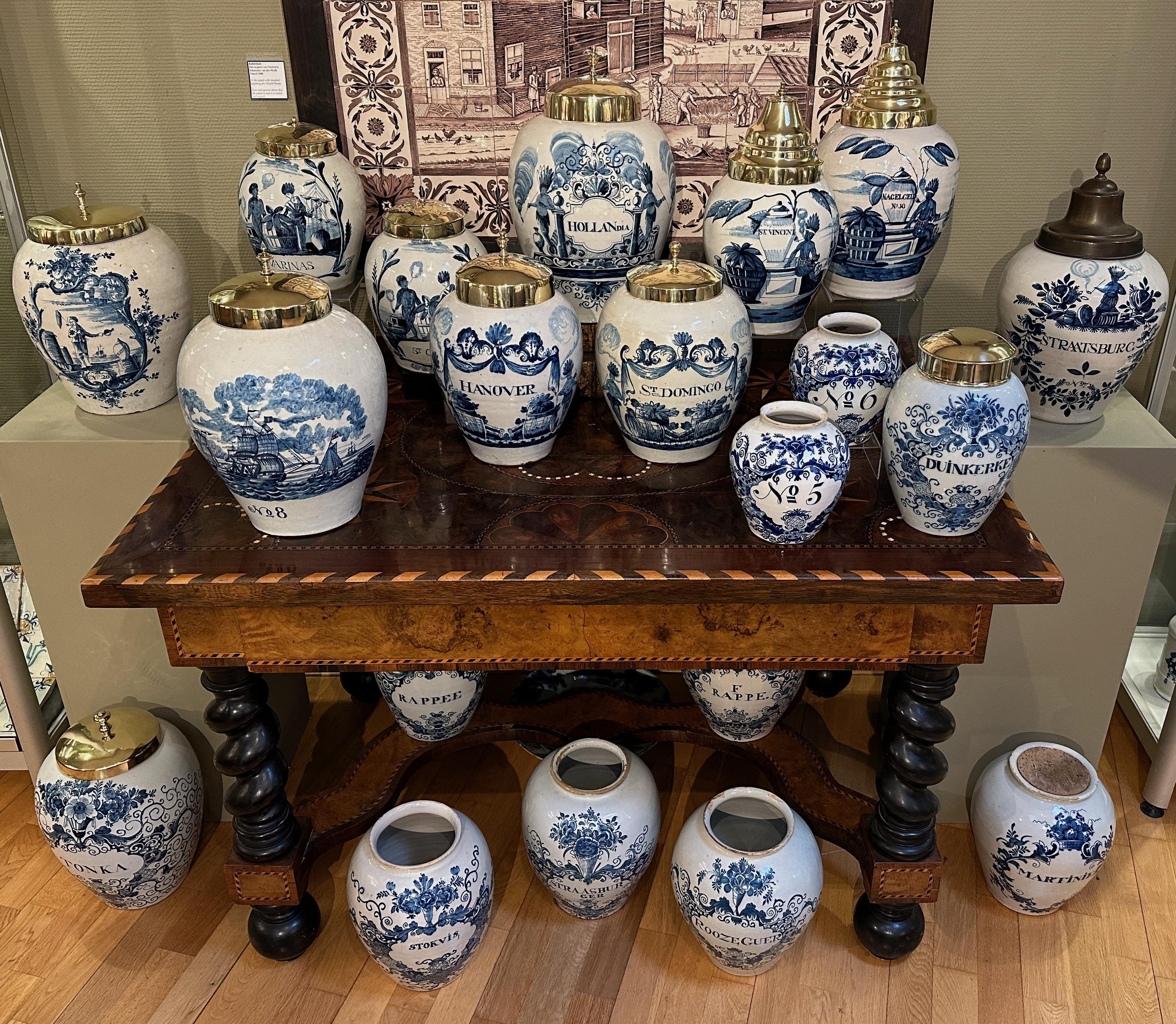 Rarísima Tabaquera Holandesa de Delft con Barcos y Tapa Original, Siglo XVIII finales del siglo XVIII en venta
