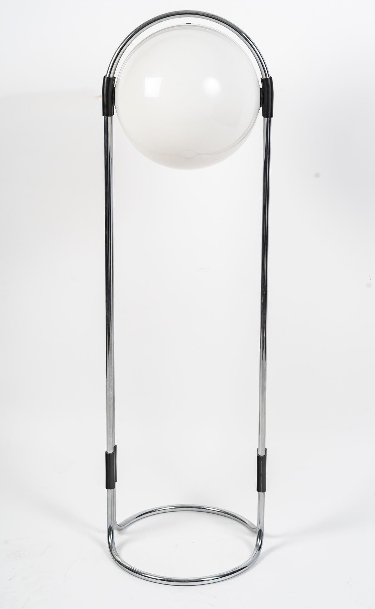 Lámpara de pie Rared Space Age
Icono del diseño de los 70, esta lámpara de pie tiene una estructura tubular de metal con una pantalla de plexiglás giratoria.
La pantalla consta de dos partes, una de las cuales tiene un reflector de aluminio en su