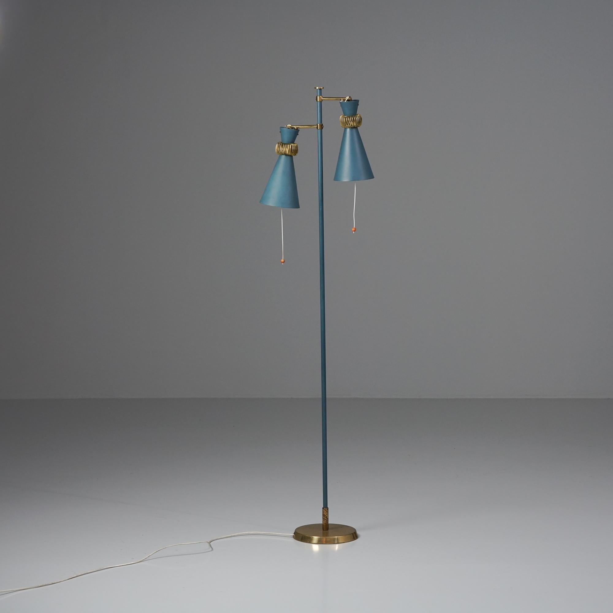 Lampada da terra estremamente rara in un colore raro, disegnata da Maria Lindeman, prodotta da Idman Oy, 1959. Metallo verniciato e ottone. Contrassegnato. I paralumi sono regolabili. Buone condizioni vintage, lieve patina coerente con l'età e