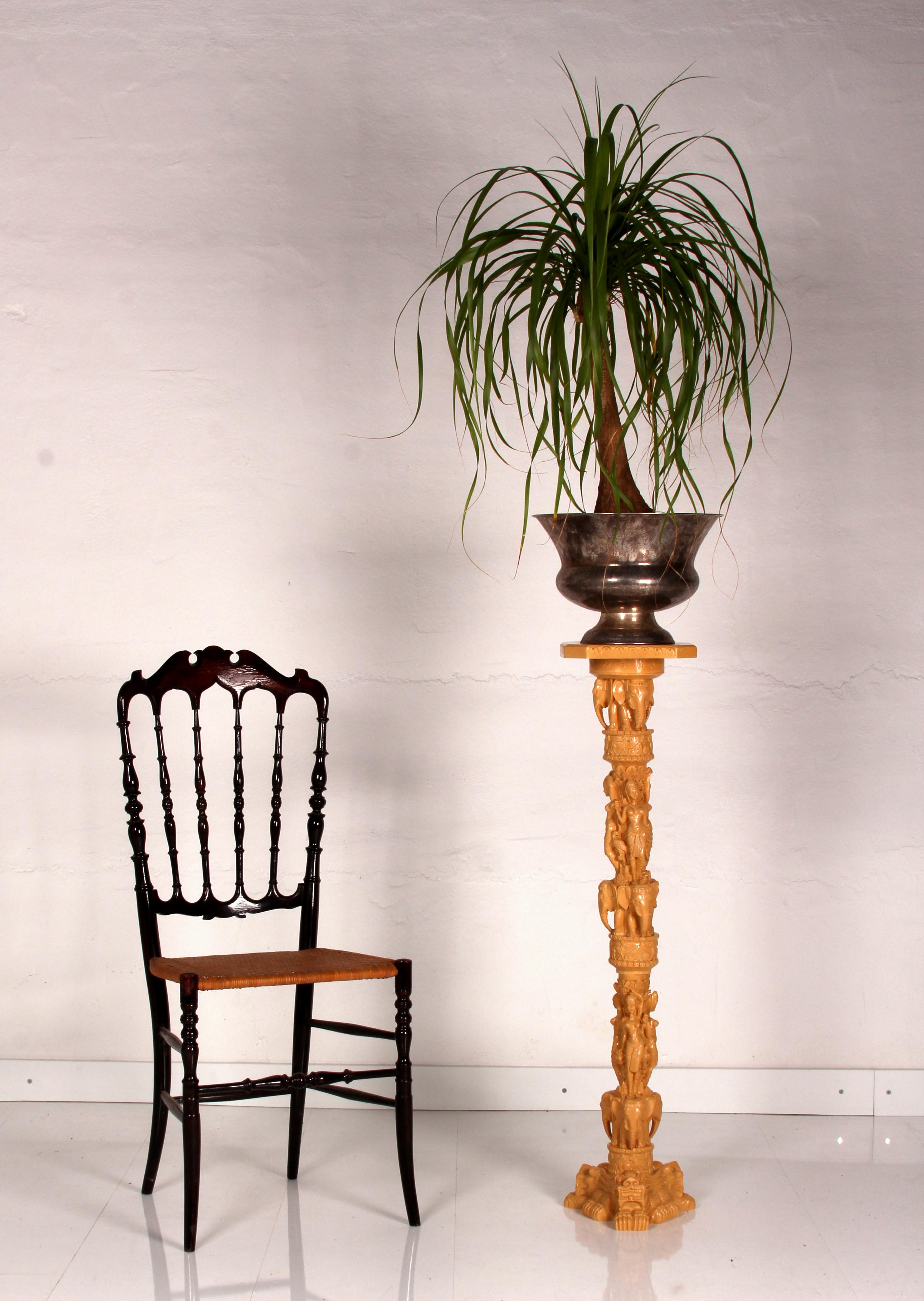 Eine äußerst seltene 

Blumenständer Pedestal 
Erotisch orientalisch viktorianischer Stil 
Imitation Elfenbein 
Es handelt sich um ein Originalstück, das in den 1960er Jahren in Italien hergestellt wurde.

Die Statue ist aus einer Mischung aus