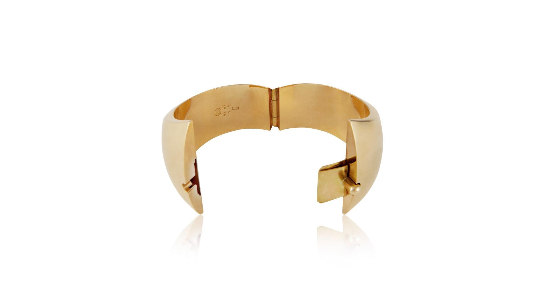This is an extremely rare 18kt gold Georg Jensen hinged cuff in original box, design #375 by Nanna and Jorgen Ditzel from circa 1960. Extremely rare to see this design in gold.
This piece has an amazing opening mechanism, where the little gold