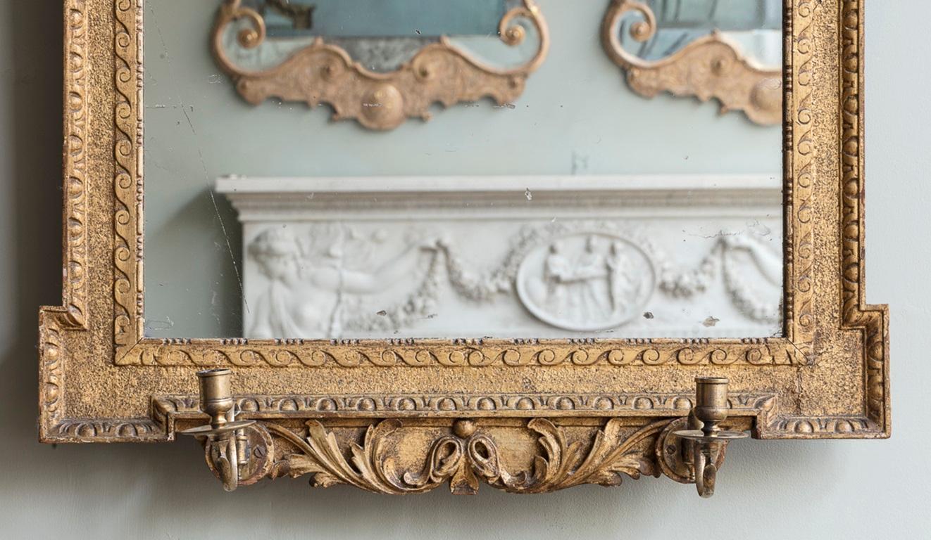 Le plateau en arc de mercure est entouré d'une crête en coquille, au centre d'un cartouche sculpté de rinceaux et d'acanthes, au-dessus d'un cadre rentrant monté d'un œuf et d'un dard. Avec des appliques à bougies en laiton à col de cygne et à