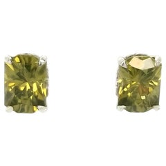 Boucles d
oreilles en platine avec zircon Masterly d
un vert doré extrêmement rare