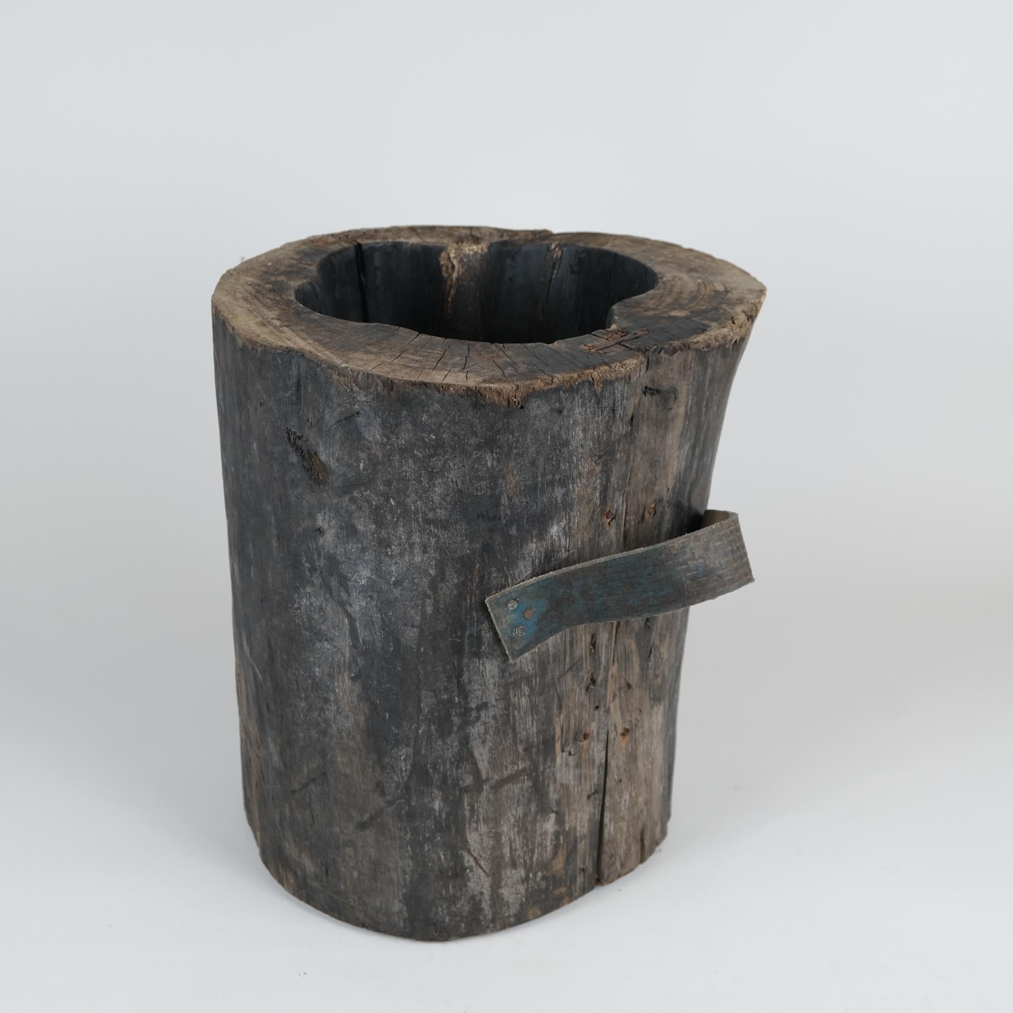 Un gioiello da collezione! Primo stampo in legno intagliato a mano di Alvar Aalto per l'iconico vaso no. 3032 che Aalto progettò negli anni '30. 

Lo stampo è stato ricavato a mano da un vecchio ceppo d'albero e presenta le maniglie originali. Lo