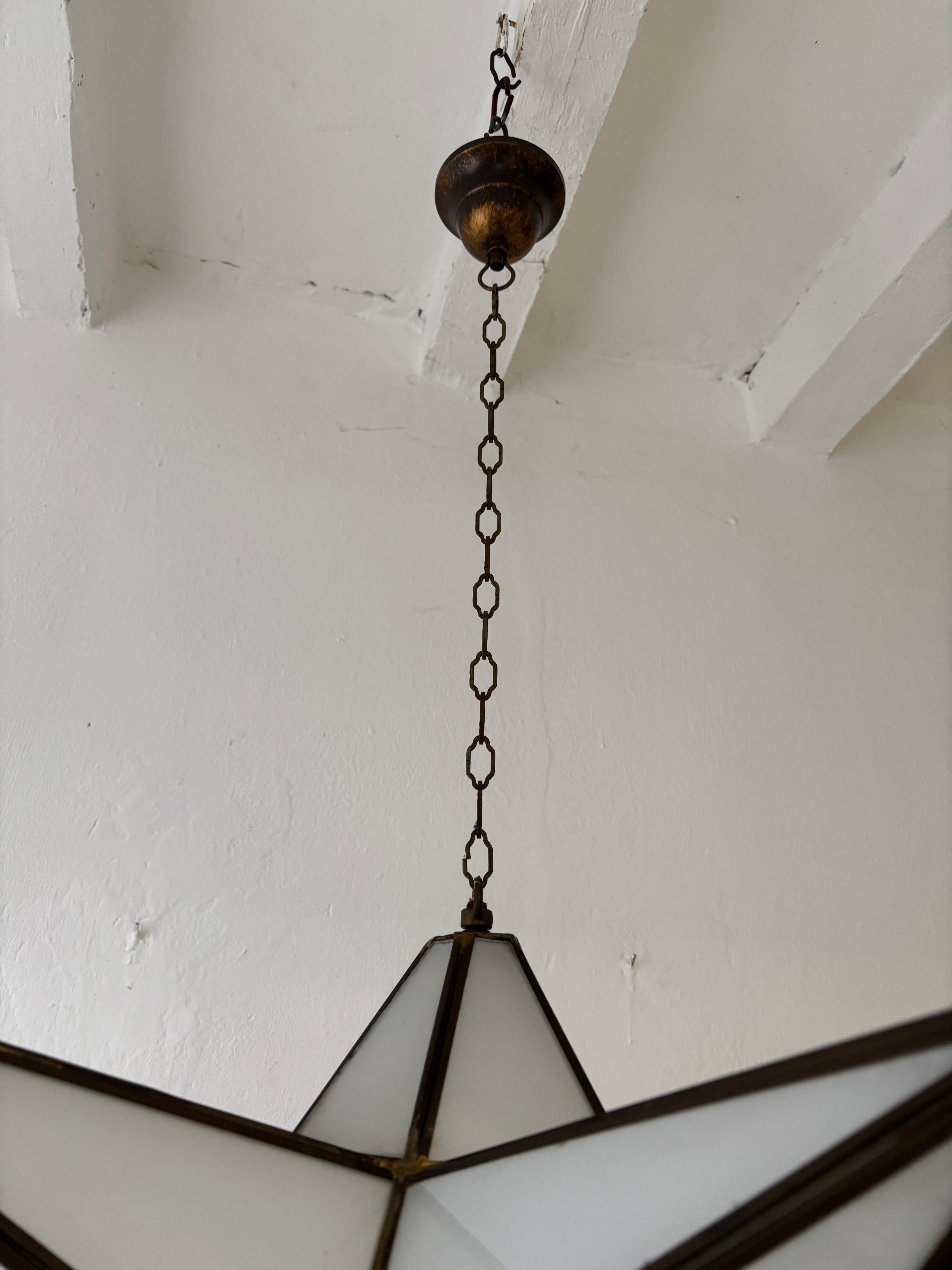 Alloggiamento 1 luce.  Sarà ricablato con prese UL certificate per gli Stati Uniti e prese appropriate per tutti gli altri paesi e sarà pronto per essere appeso. Lampadario della metà del secolo scorso di forma e colore estremamente rari.   Aggiungi
