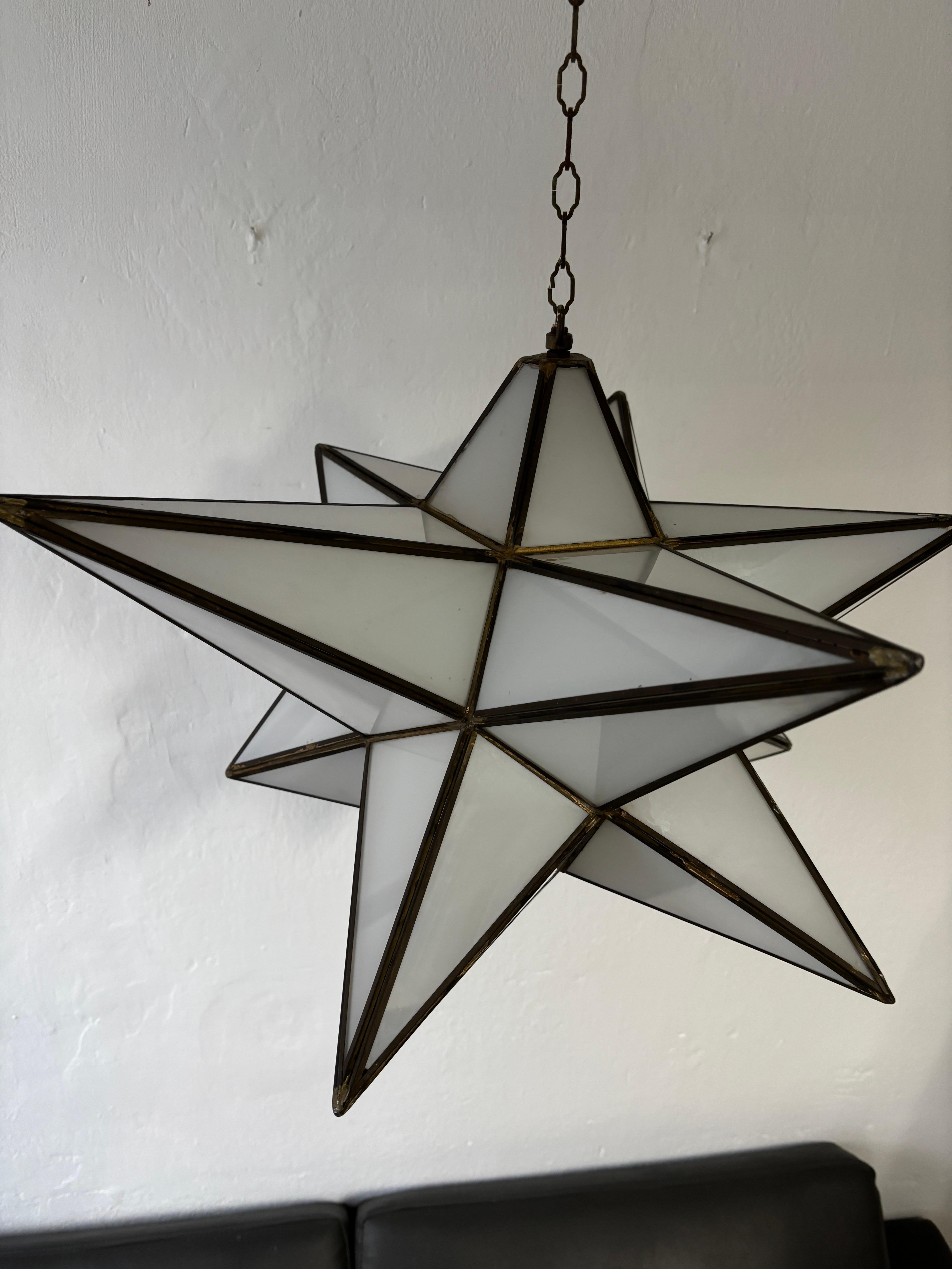 Italiano Estremamente raro: lampadario asimmetrico a stella di Moravia, bianco, del Medioevo. in vendita
