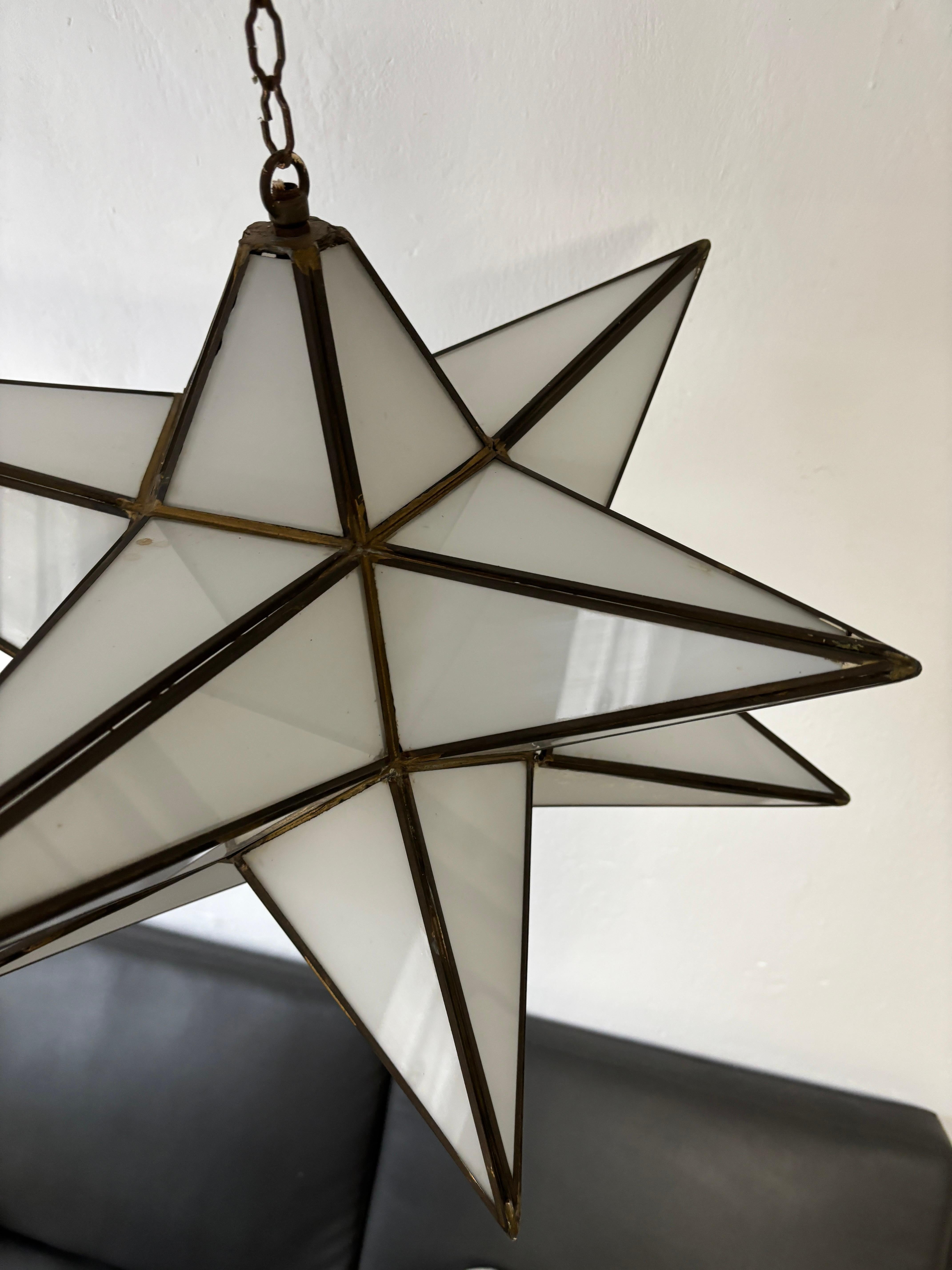 Metà XX secolo Estremamente raro: lampadario asimmetrico a stella di Moravia, bianco, del Medioevo. in vendita