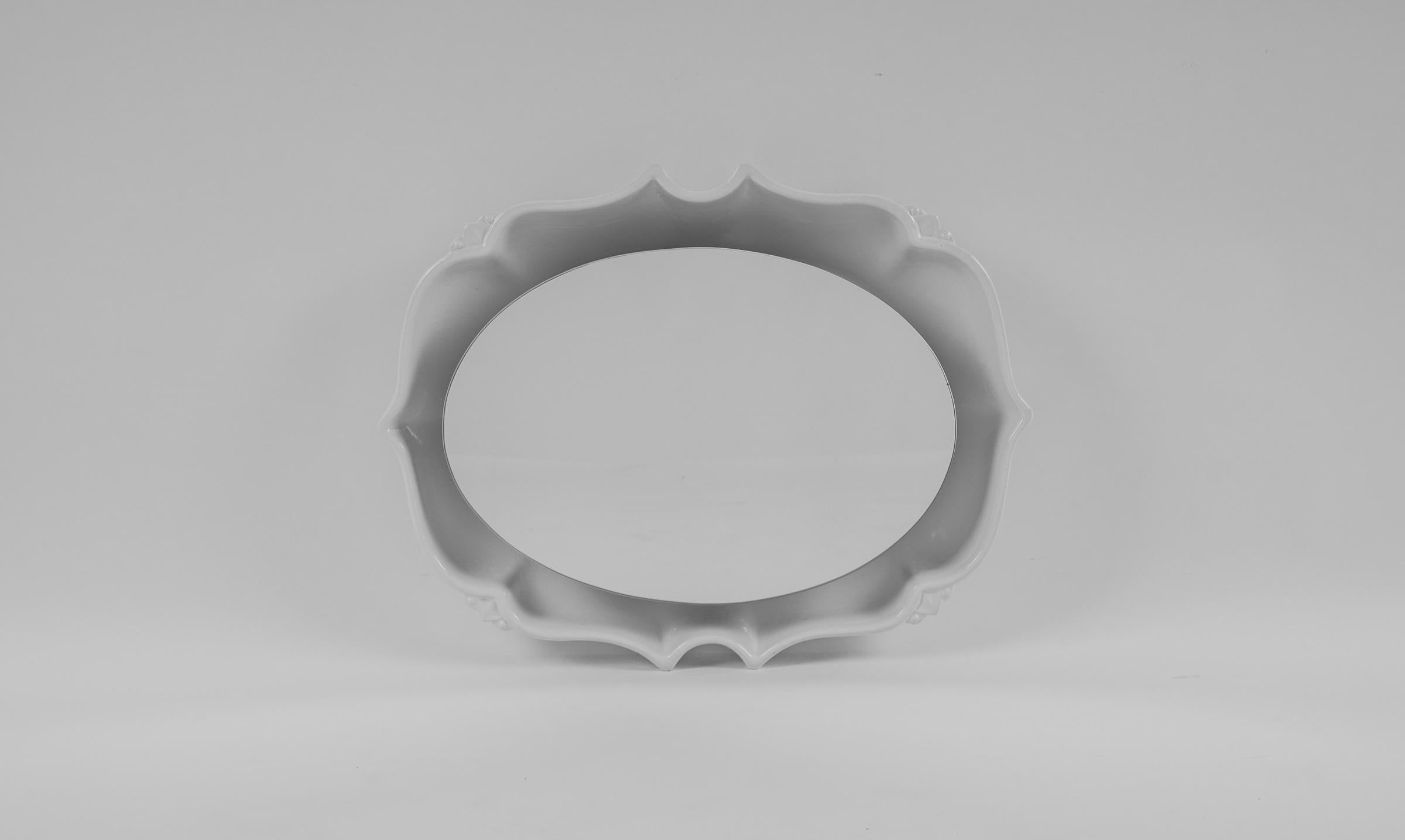 Estremamente raro. Uno specchio illuminato in ceramica della stimata casa PAN Ceramics.

Ci sono quattro prese e14 attaccate. Può essere utilizzato anche con i LED.