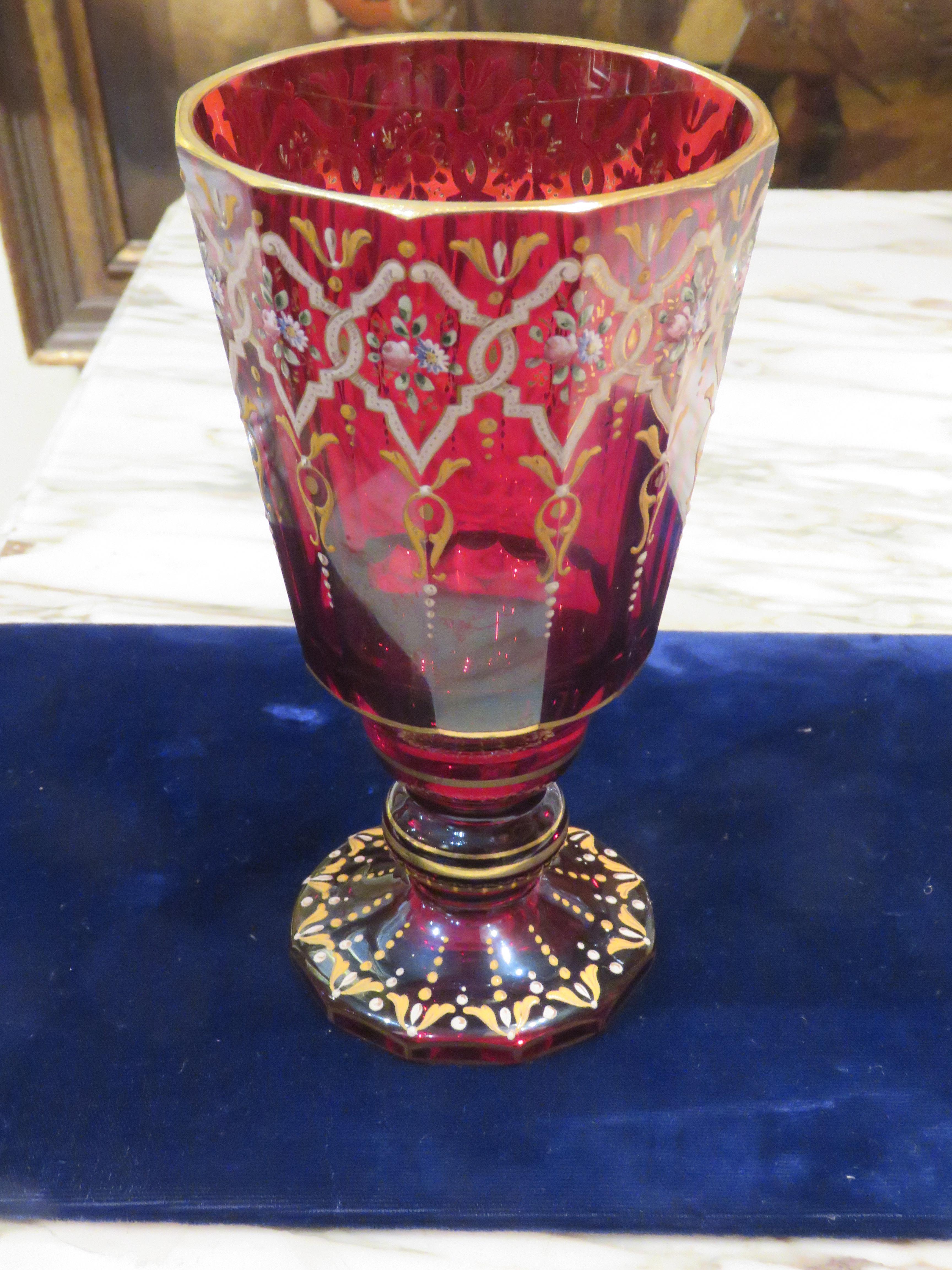 Der folgende Artikel, den wir anbieten, ist ein prächtiger, seltener Moser-Pokal aus dem 19. Moser Cranberry Red Glass Goblet hat ein geometrisches Design in weißer und goldener Farbe. Die Blumen sind von ineinander verschlungenen Linien aus bunten