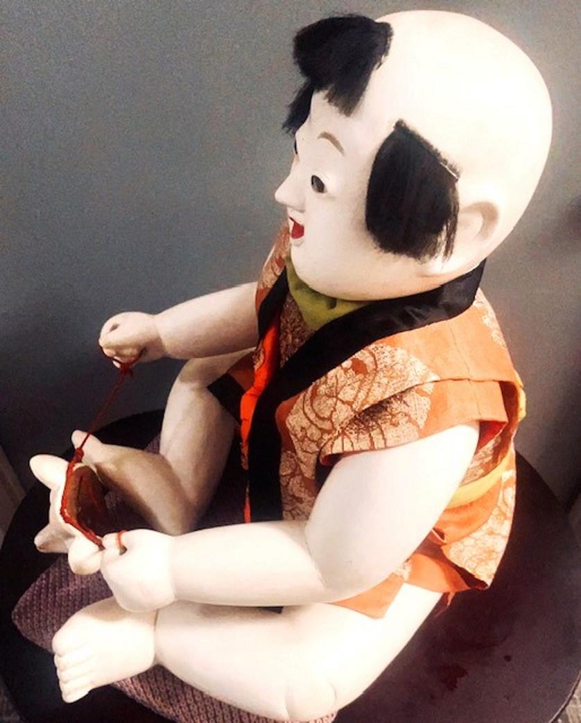 Bois Extrêmement rare Ningyo japonais Karakuri tenant un masque de renard, Période Edo, Ca. 1840 en vente