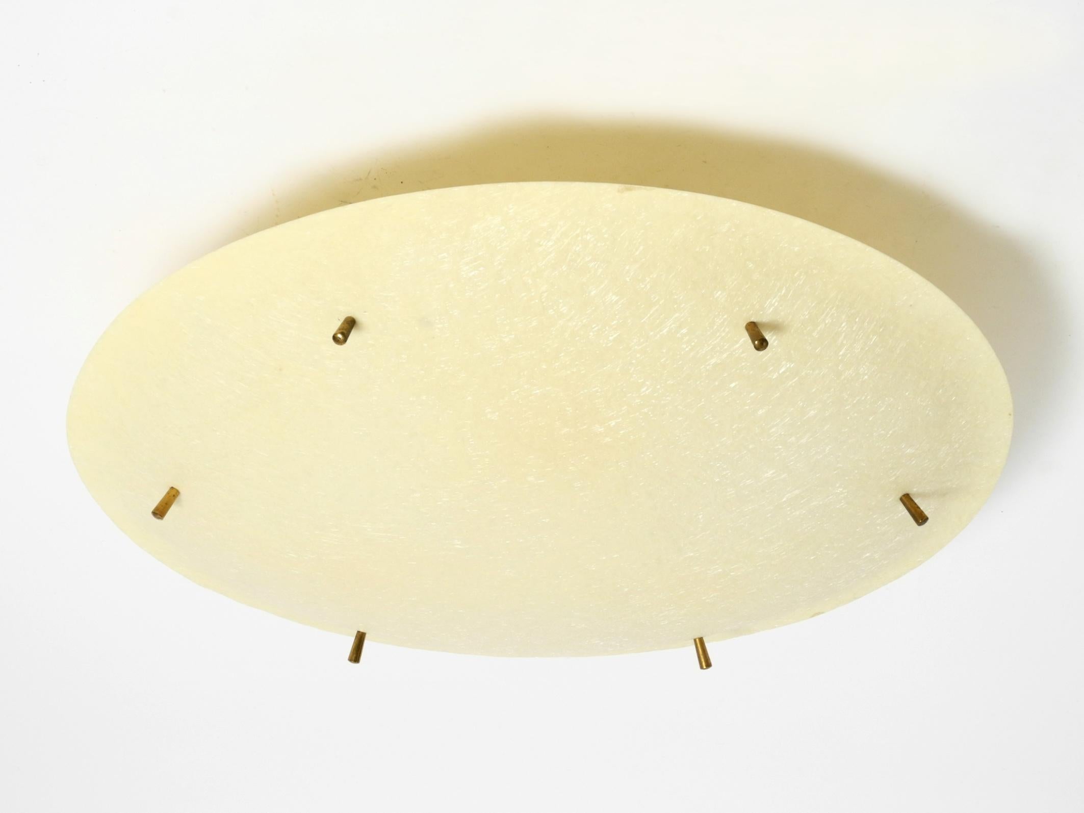 Bellissima lampada da soffitto in fibra di vetro, di grandi dimensioni, di colore beige, del Mid Century Modern.
Design molto elegante e di alta qualità per un'illuminazione a soffitto indiretta e piacevole.
Telaio in metallo laccato nero con