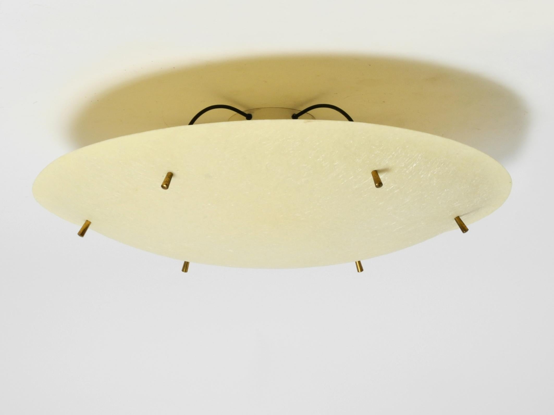 Tedesco Rarissima grande lampada da soffitto rotonda in fibra di vetro del Mid Century Modern in vendita