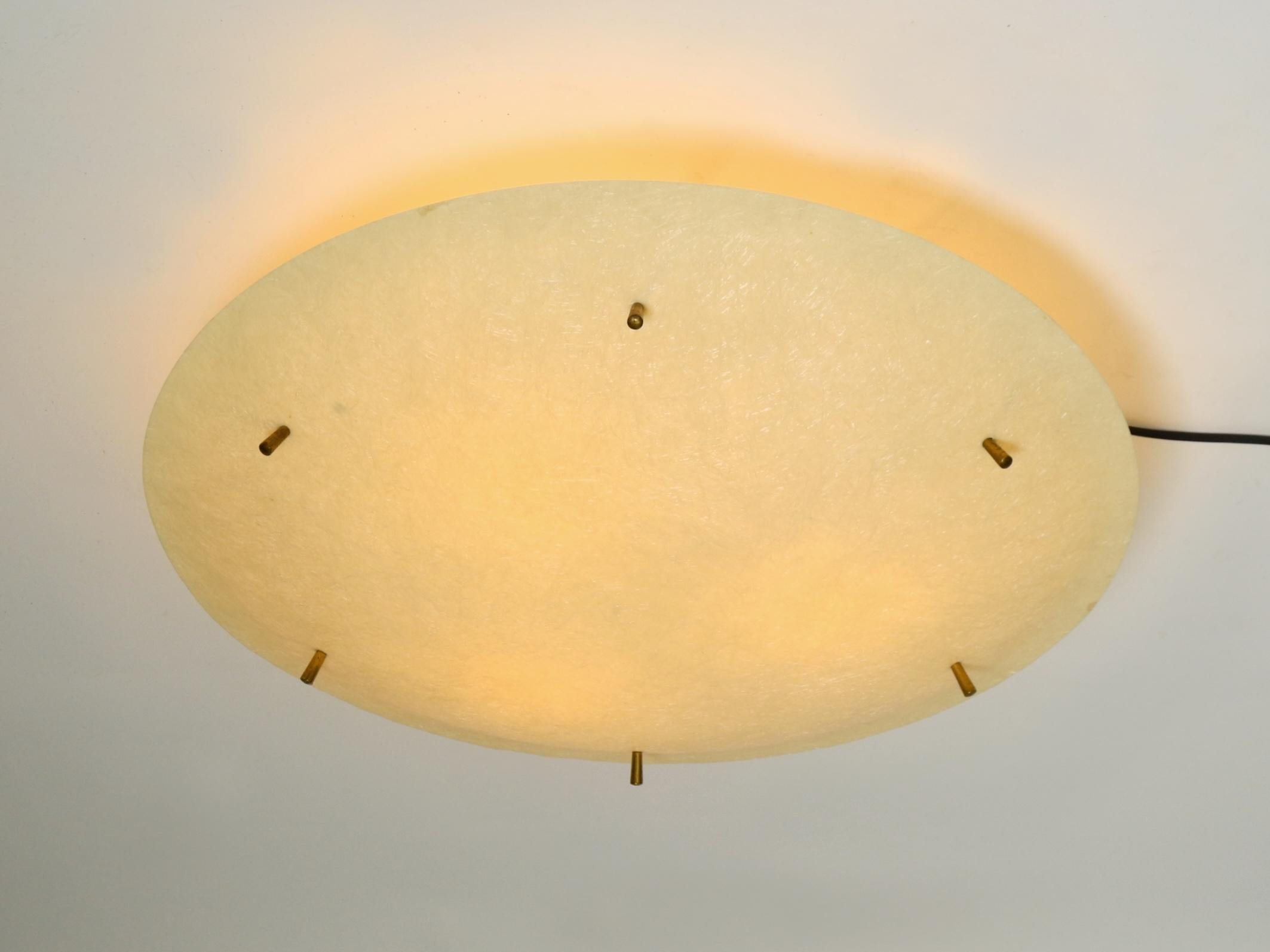 Rarissima grande lampada da soffitto rotonda in fibra di vetro del Mid Century Modern In condizioni buone in vendita a München, DE