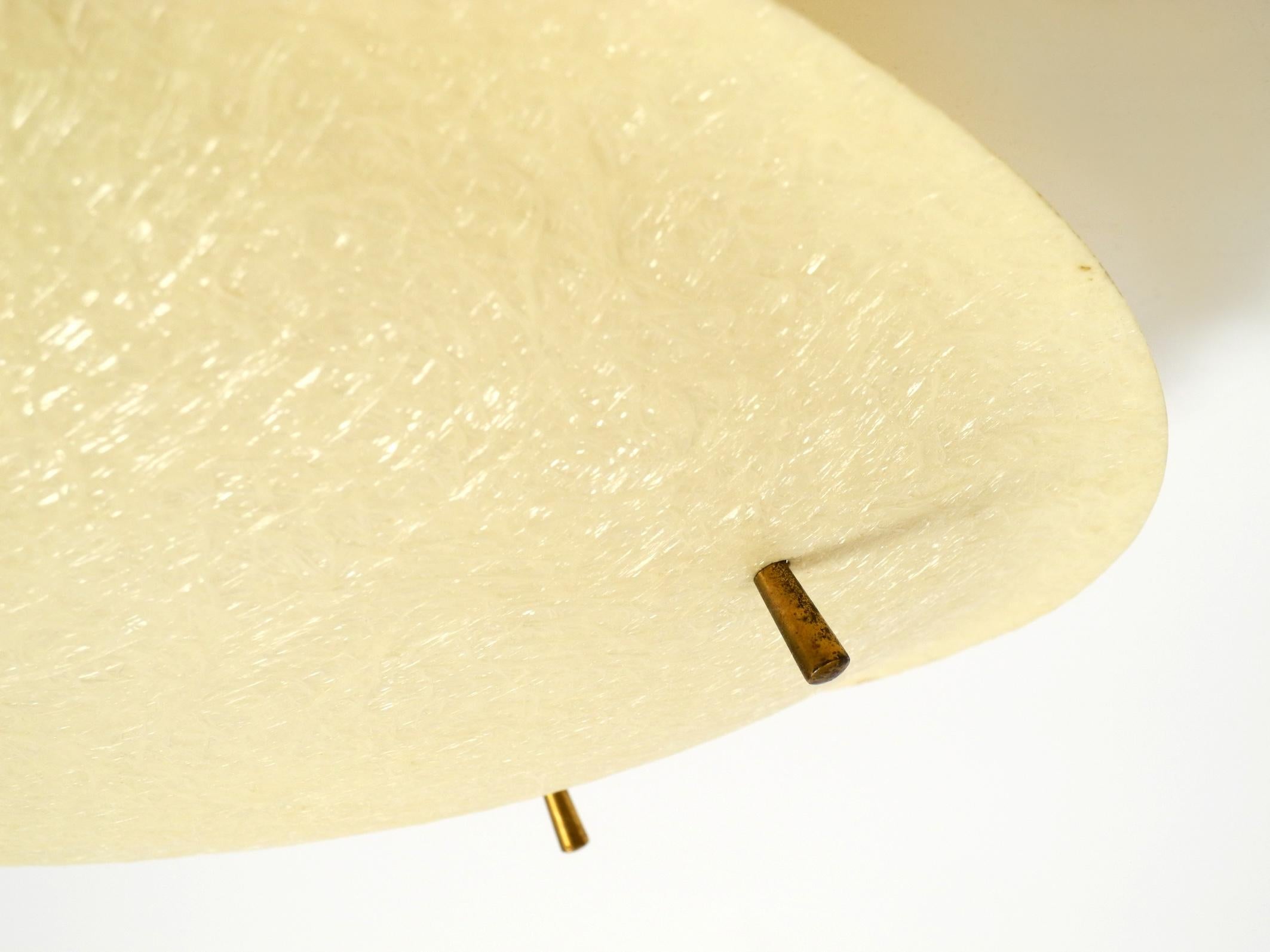 Metà XX secolo Rarissima grande lampada da soffitto rotonda in fibra di vetro del Mid Century Modern in vendita