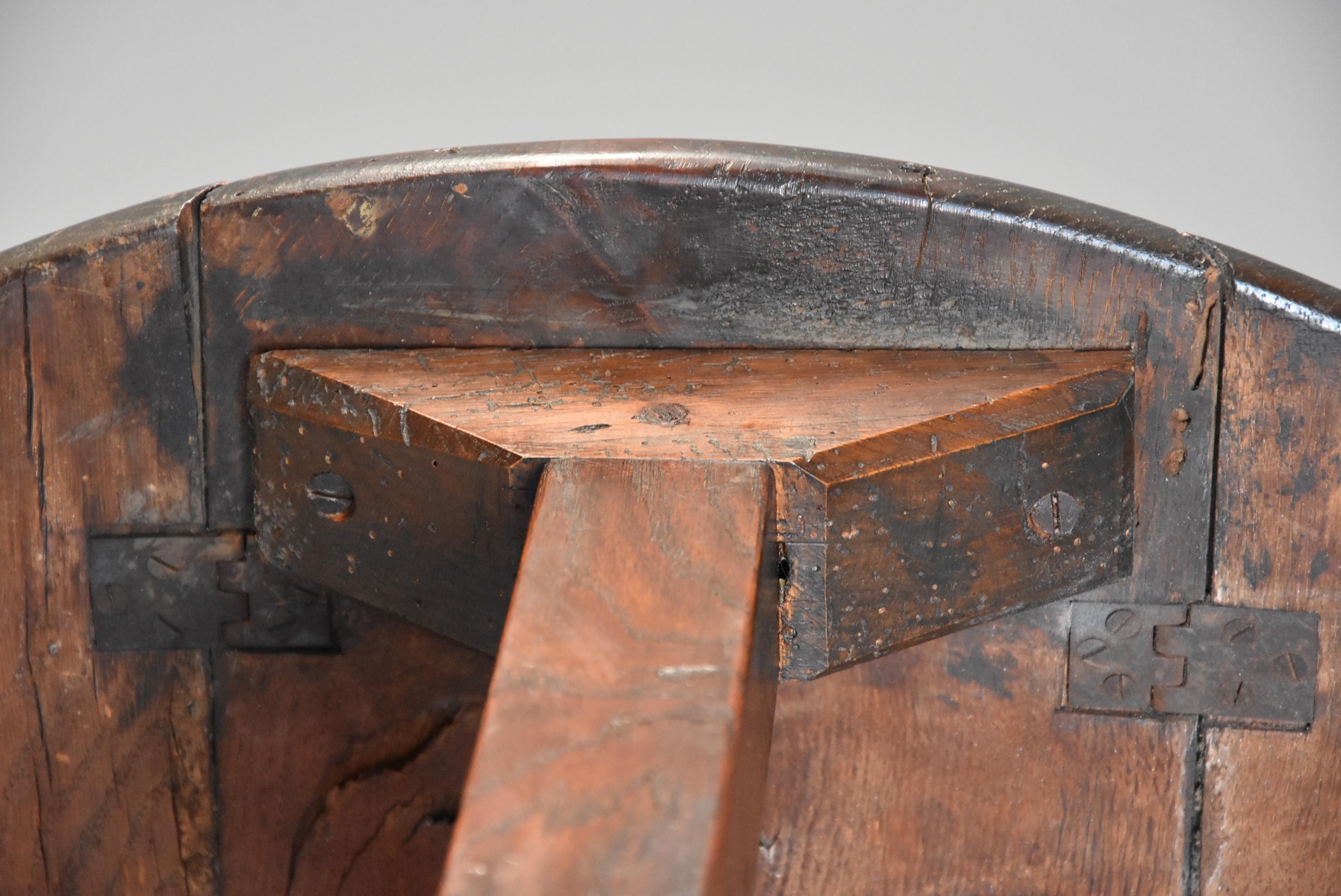 Extremely Rare Late 17th Century Oak Joined Gateleg Table of Small Proportions For Sale 6