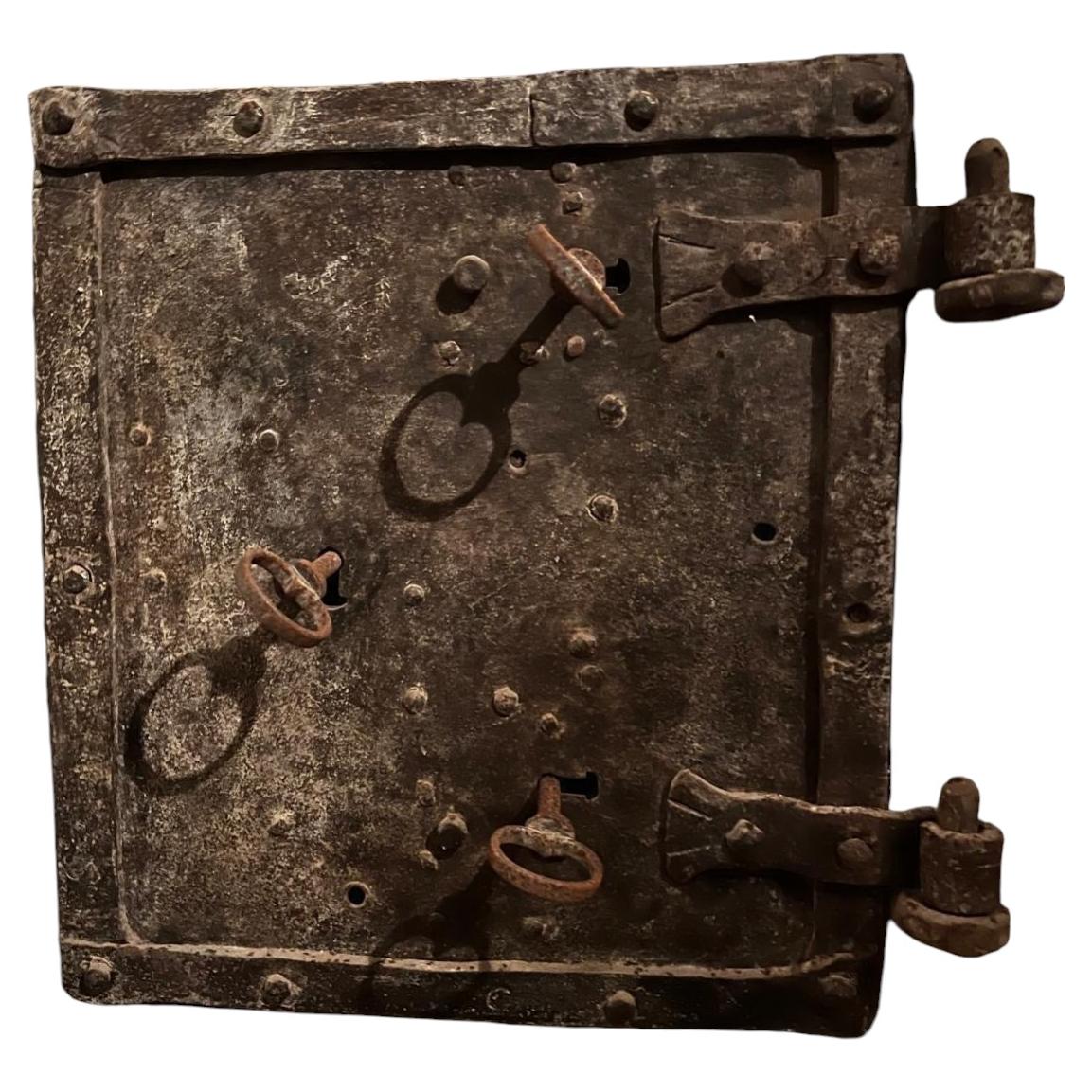 Porta da cassaforte da muro in ferro battuto con tripla serratura, di epoca medievale-rinascimentale, estremamente rara in vendita