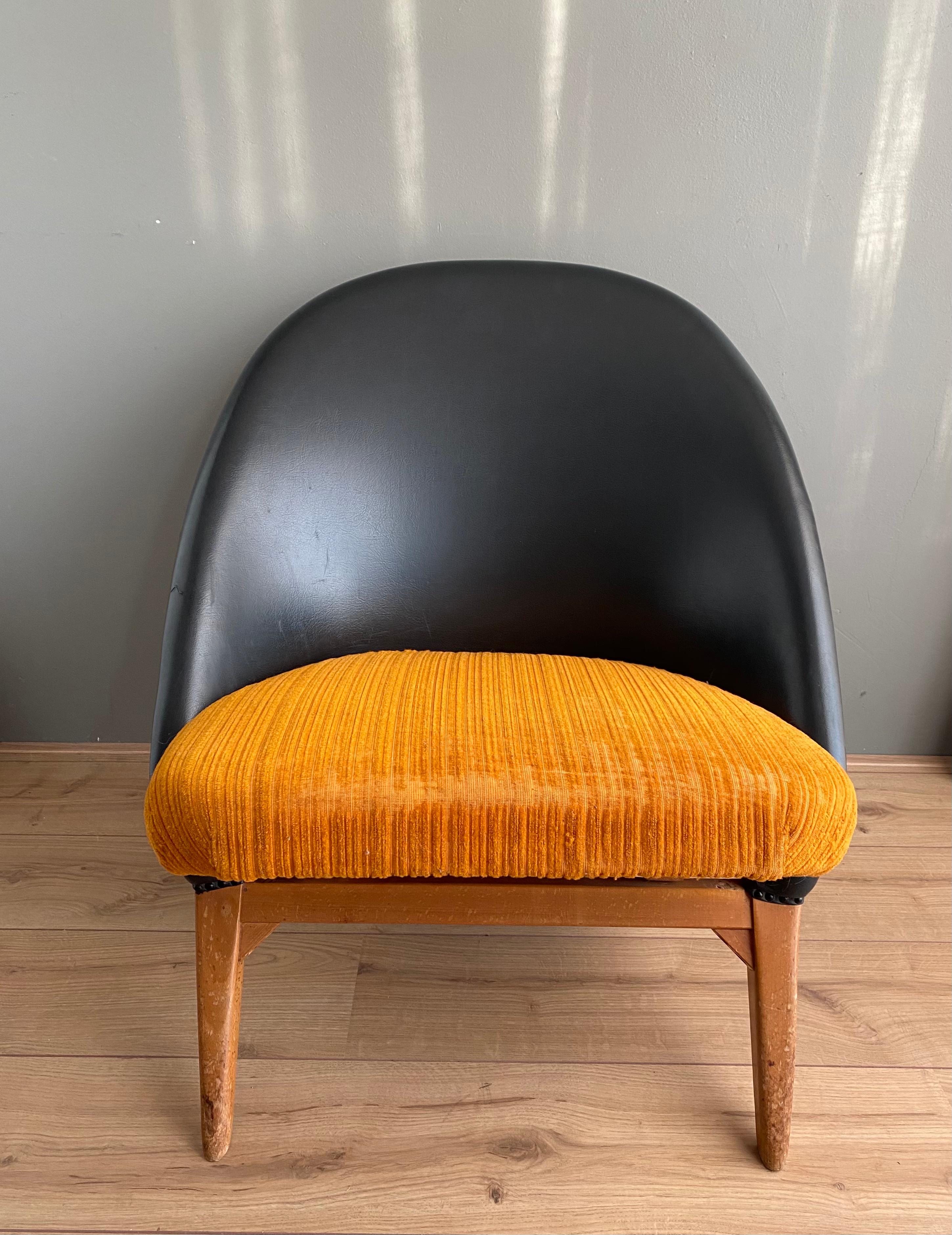 Early piece designed by Theo Ruth for Artifort. Features a Black Leatherette Backrest and Orange fabric upholstery upon the seating. Seating can easily be ‘folded’ or disassembled while the piece features scissor like legs from Beech. Due to age and