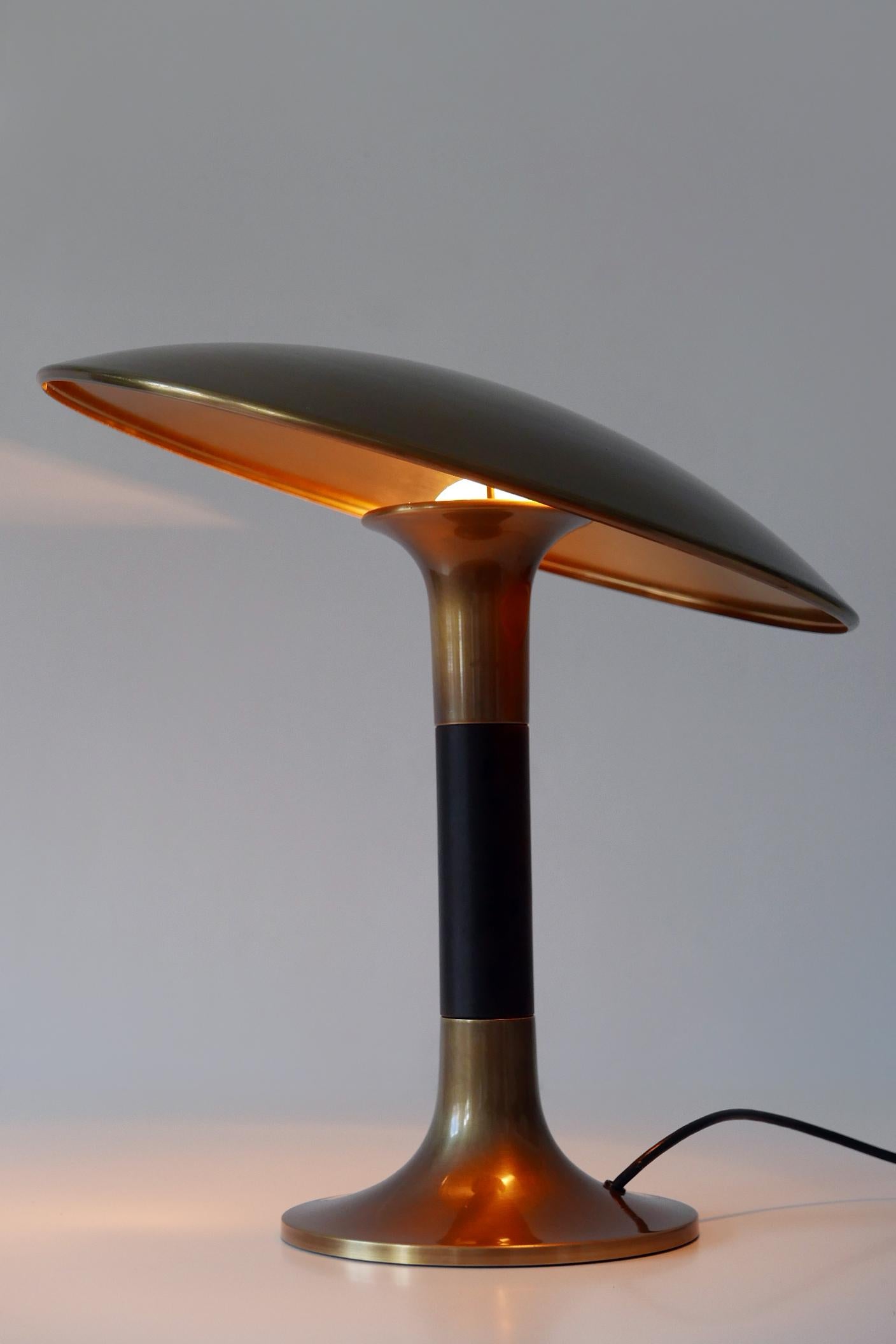 Lampe de table en laiton, extrêmement rare et élégante, de style moderne du milieu du siècle. L'abat-jour pivotant et rotatif peut être positionné dans toutes les directions souhaitées et fixé par une vis en laiton. 

Conçu par Günter Schulz pour
