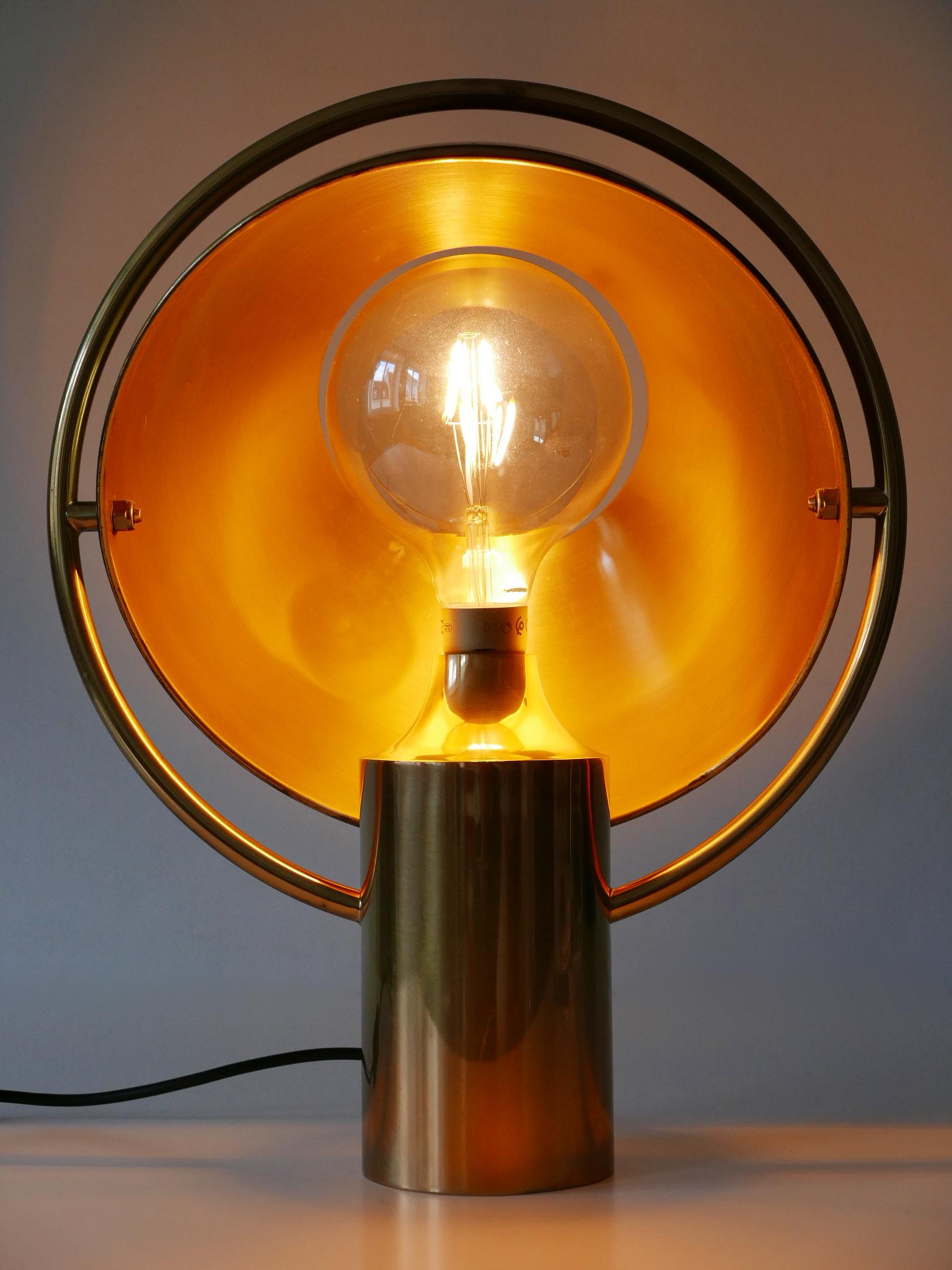 Außergewöhnliche, große und elegante Mid-Century Modern Tischlampe aus Messing mit drehbarem Lampenschirm. Entworfen von Günter Schulz für Florian Schulz, 1970er Jahre, Deutschland. Ein Mitarbeiter von Florian Schulz bestätigte, dass dieses Stück