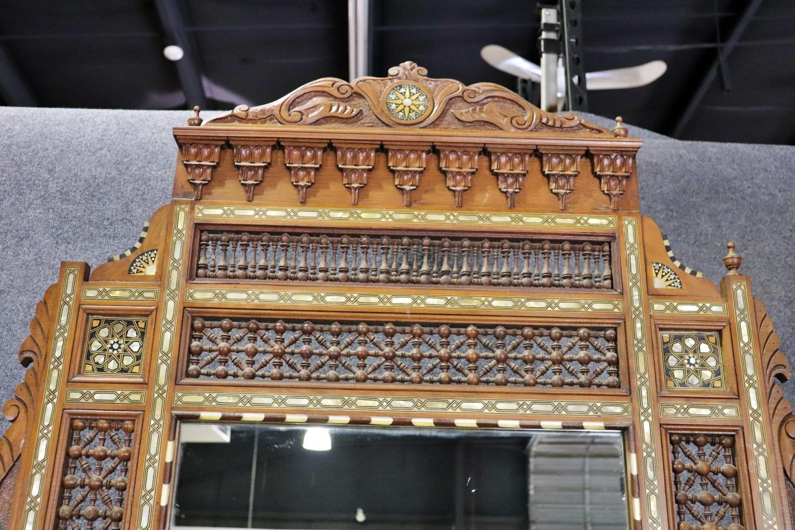 Rarísima Vitrina librería marroquí con incrustaciones de espejo Circa 1890 en venta 9