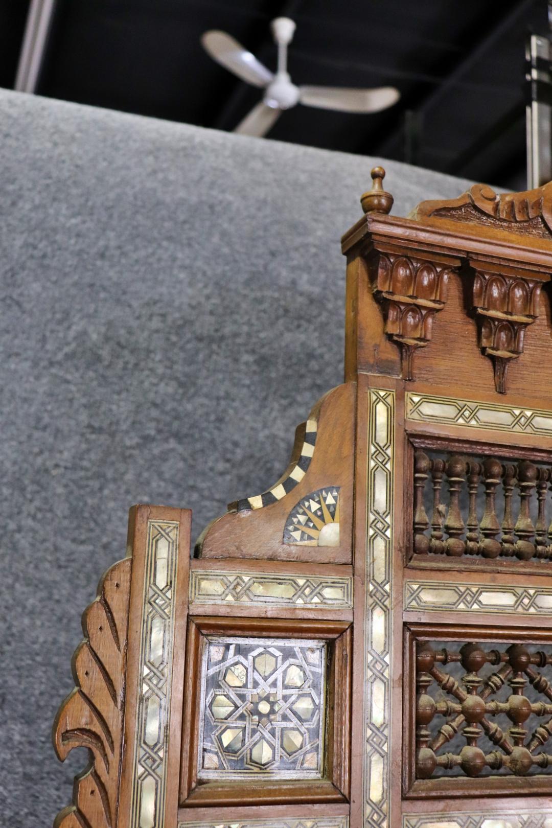 Rarísima Vitrina librería marroquí con incrustaciones de espejo Circa 1890 en venta 10