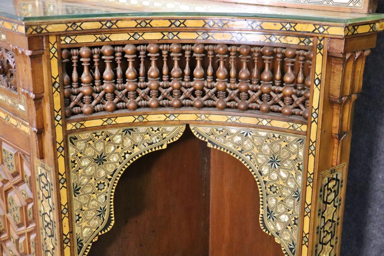 Rarísima Vitrina librería marroquí con incrustaciones de espejo Circa 1890 en venta 12