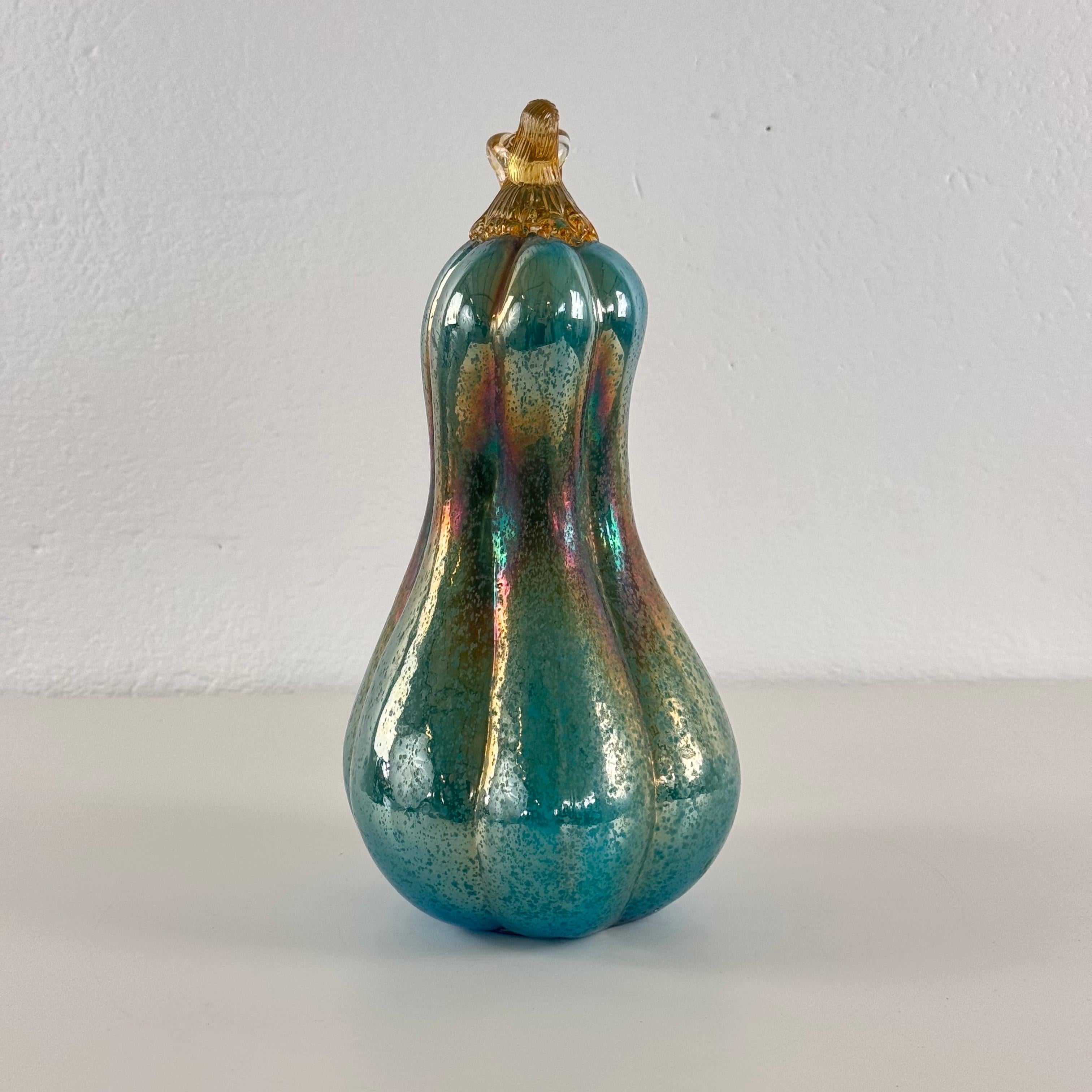 Une citrouille exceptionnelle et unique en verre de Murano, conçue par le jeune Carlo Scarpa lors de sa première collaboration avec la verrerie M.V.M. Cappellin, vers 1925-1931. Cette rare pièce sculpturale illustre la maîtrise précoce de l'une des