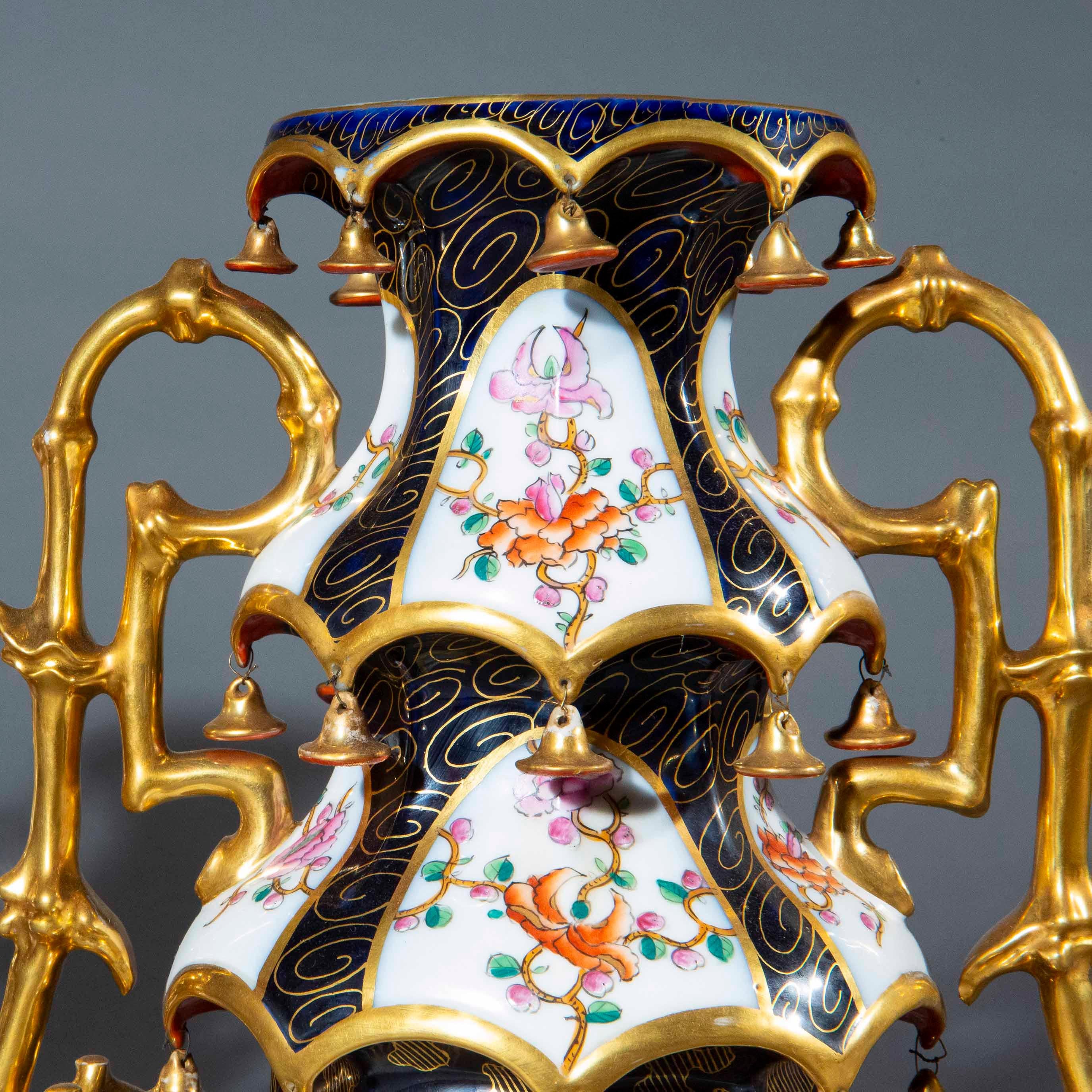 Coppia estremamente rara di vasi a pagoda Chinoiserie del XIX secolo, circa 1830 in vendita 5