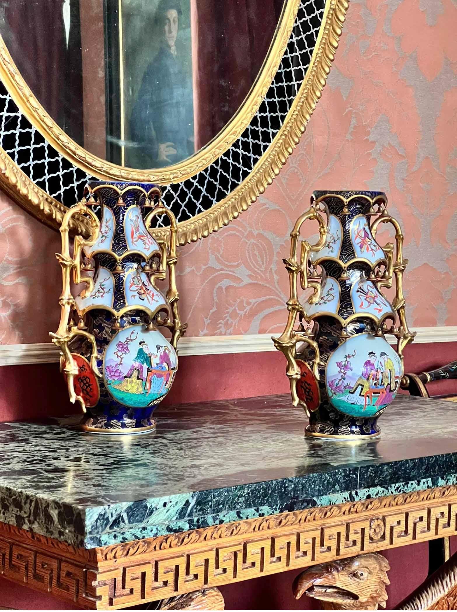 Una coppia estremamente rara di favolosi vasi in porcellana in stile Chinoiserie. Francia, inizio-metà del XIX secolo.

Perché ci piace
Da sempre affascinati dall'esotico e dall'insolito, adoriamo lo stile Chinoiserie. Amiamo assolutamente la sua