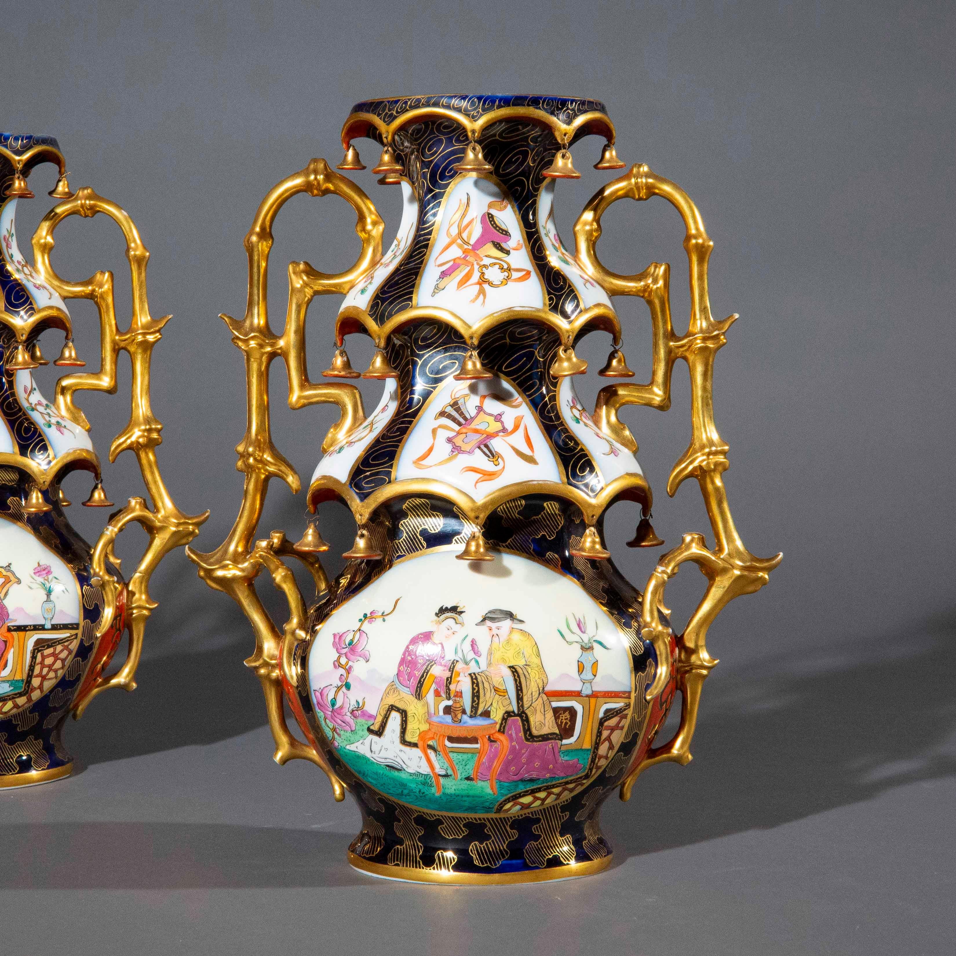 Porcellana Coppia estremamente rara di vasi a pagoda Chinoiserie del XIX secolo, circa 1830 in vendita