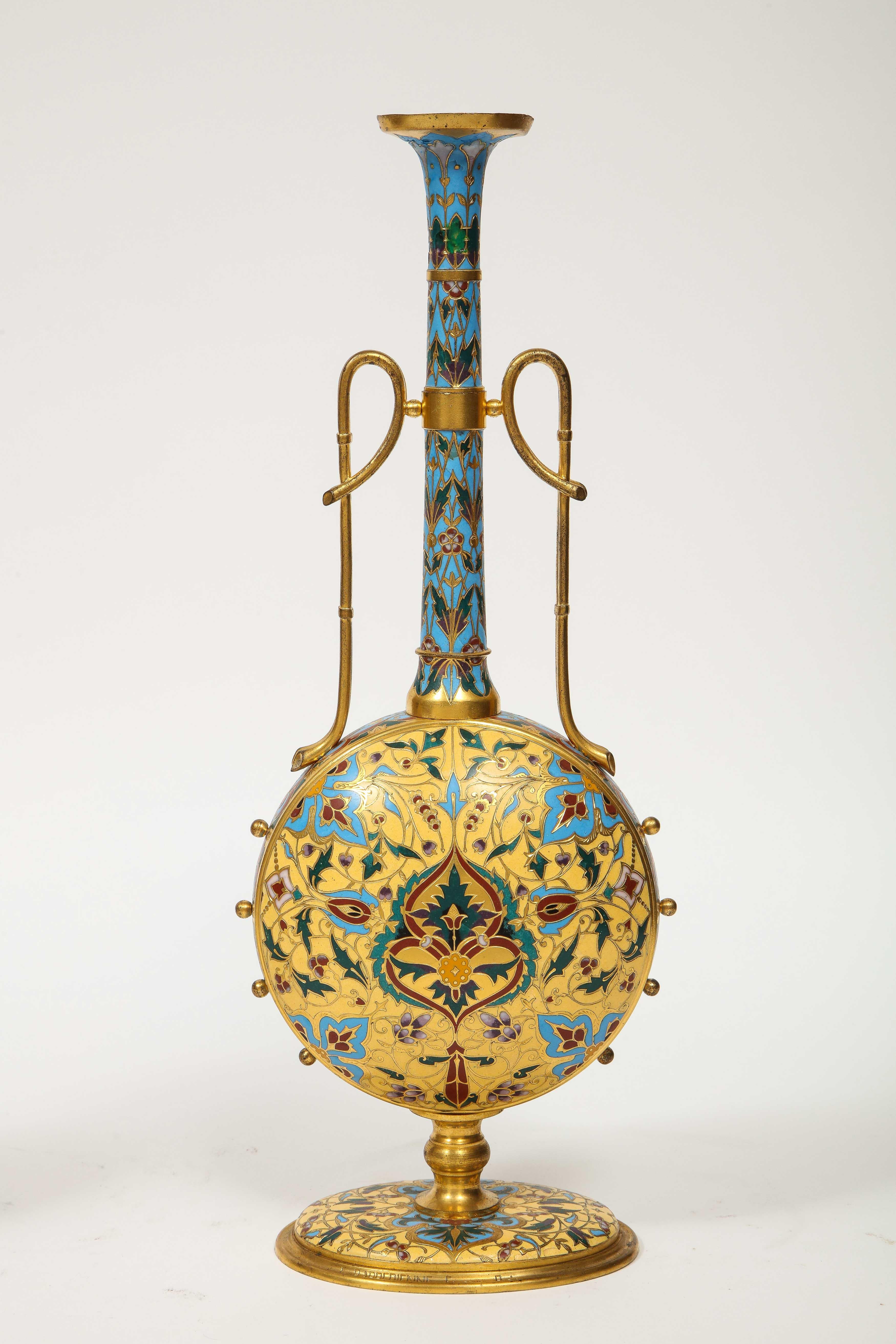 Äußerst seltenes Paar Ferdinand Barbedienne-Vasen aus Goldbronze und Champlevé-Emaille im Angebot 4