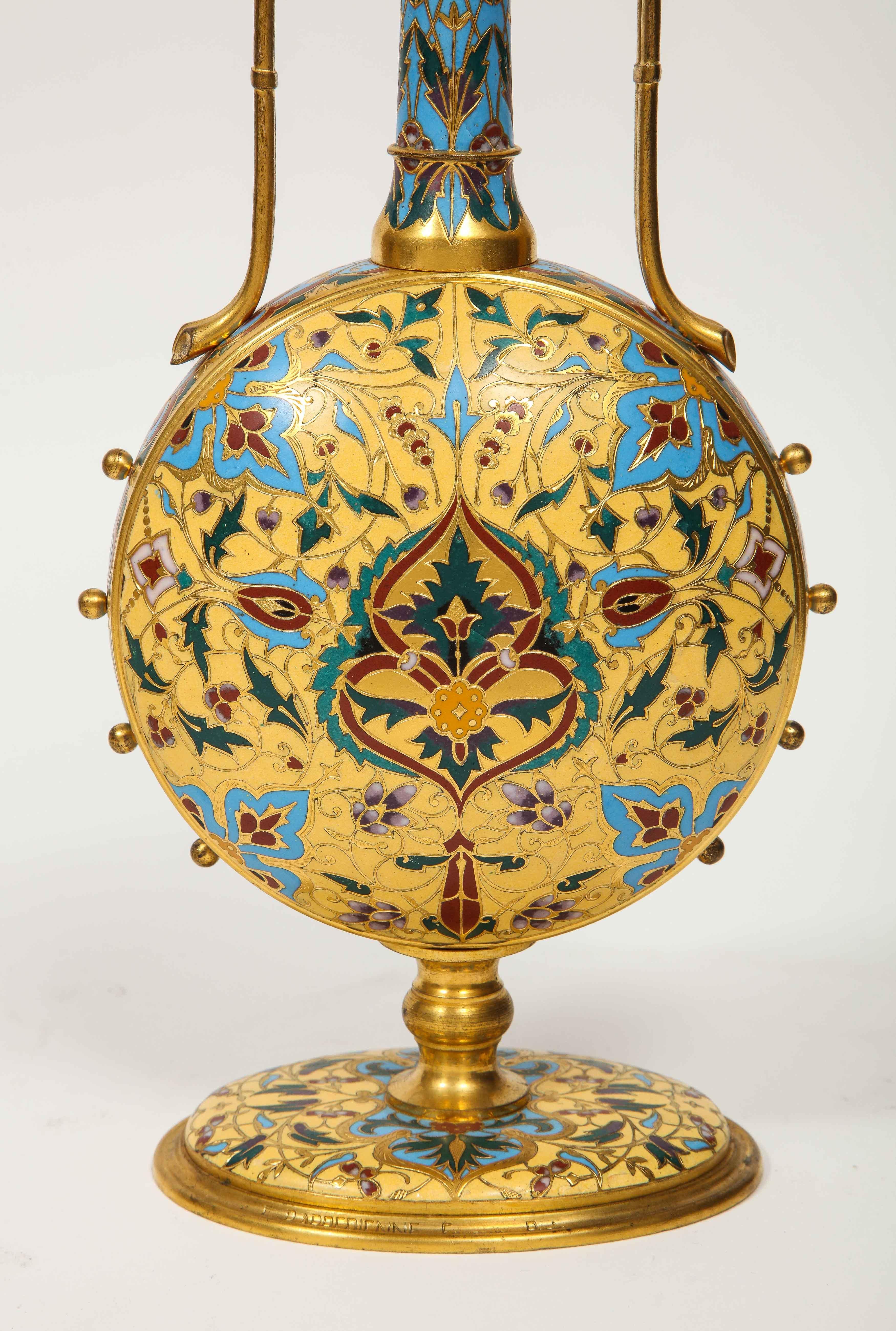Paire de vases Ferdinand Barbedienne extrêmement rares en bronze doré et émail champlevé en vente 4
