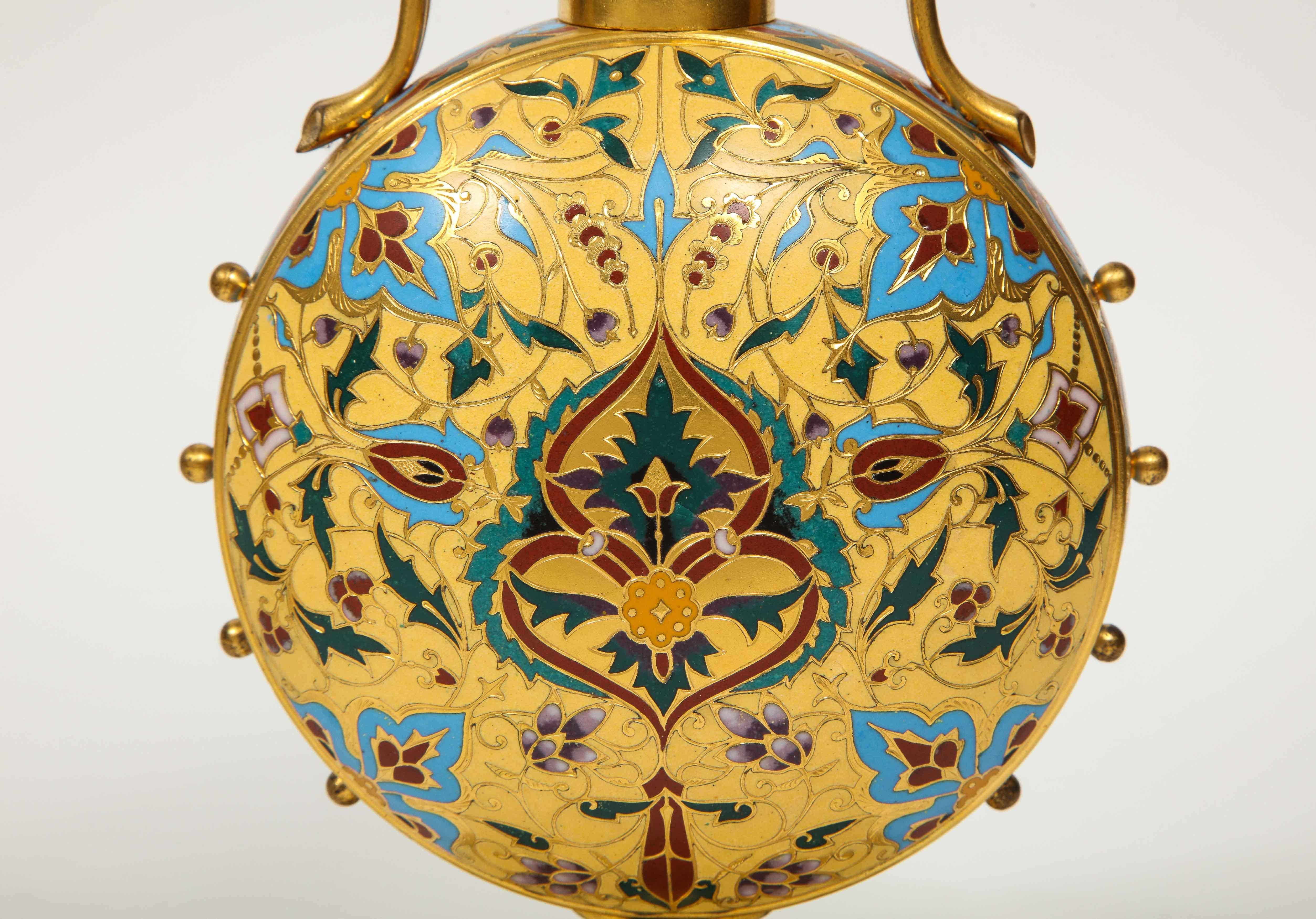 Äußerst seltenes Paar Ferdinand Barbedienne-Vasen aus Goldbronze und Champlevé-Emaille im Angebot 7