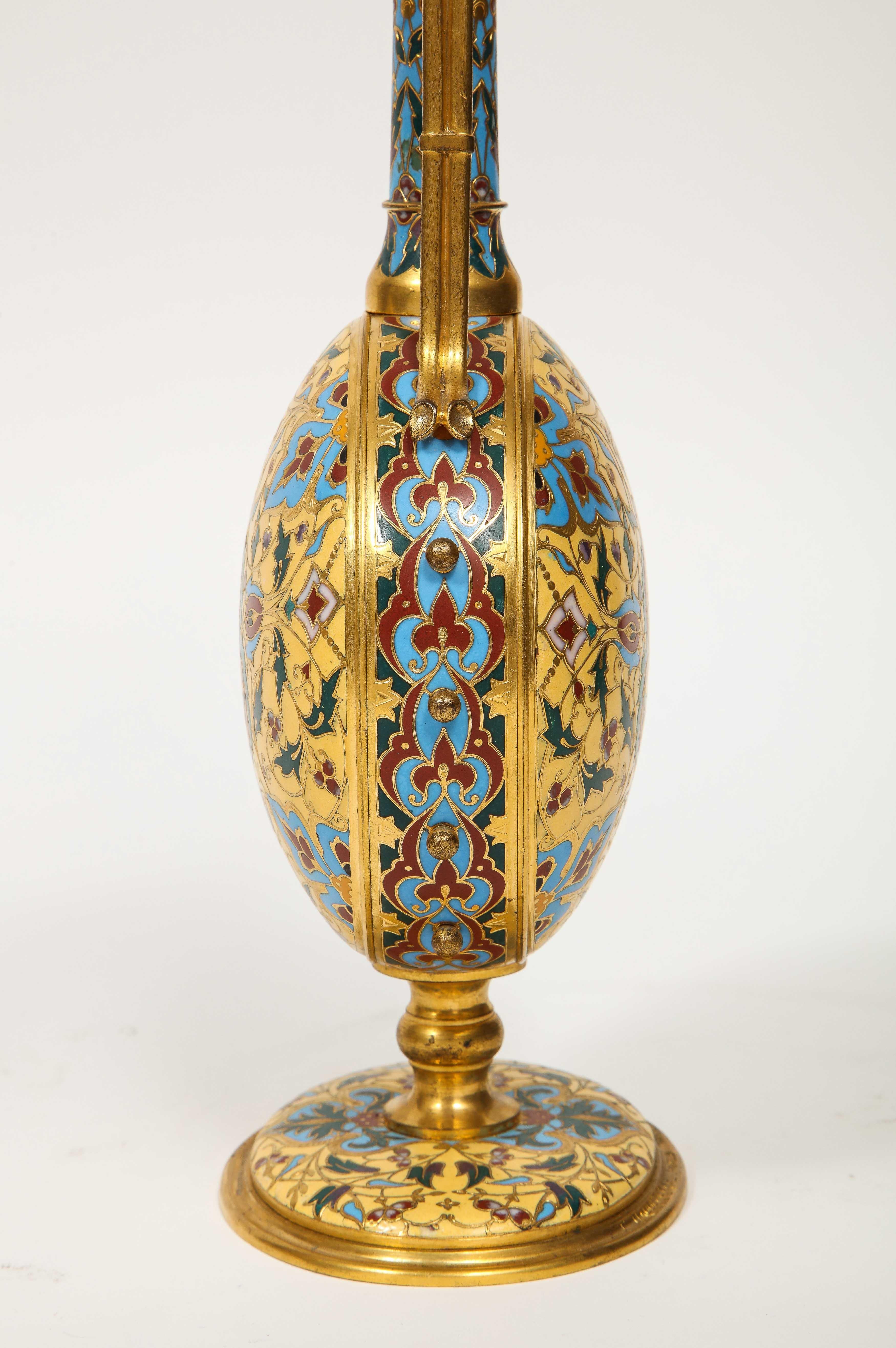 Äußerst seltenes Paar Ferdinand Barbedienne-Vasen aus Goldbronze und Champlevé-Emaille im Angebot 8